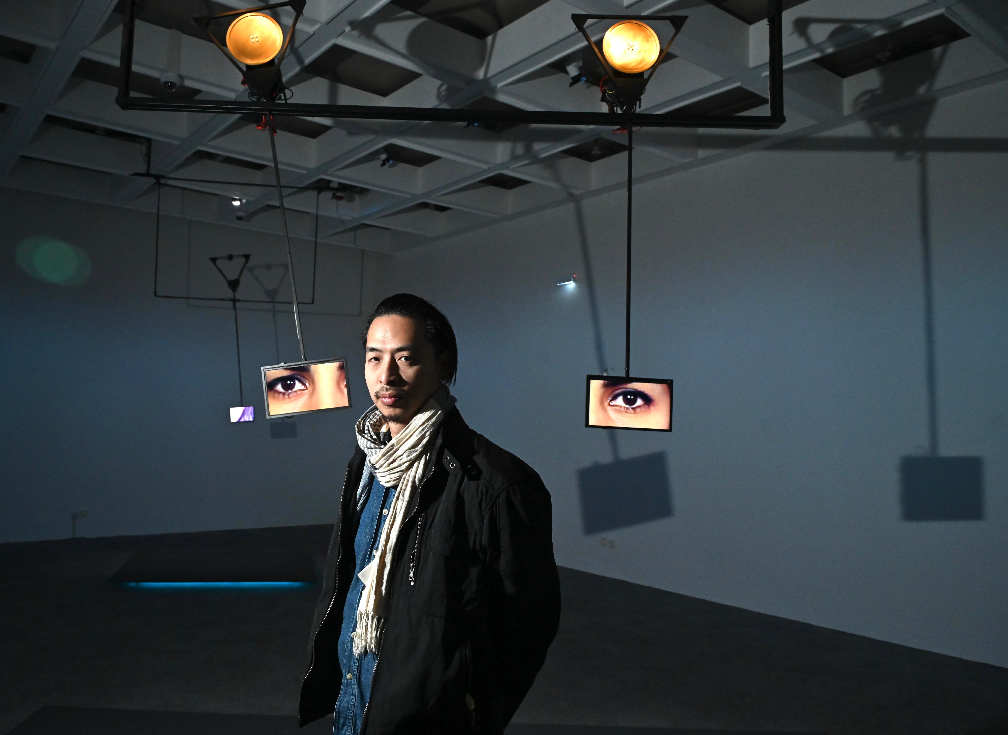 The Hong Kong Museum of Art will hold the "Perceptual and Intellectual - Explorations into Everything and Oneself" exhibition starting from December 20. The exhibition will feature 10 sets of installations and interactive new media creations by Hong Kong artists. Photo shows artist Kenny Wong and his video and kinetic installation, the "dist." series.