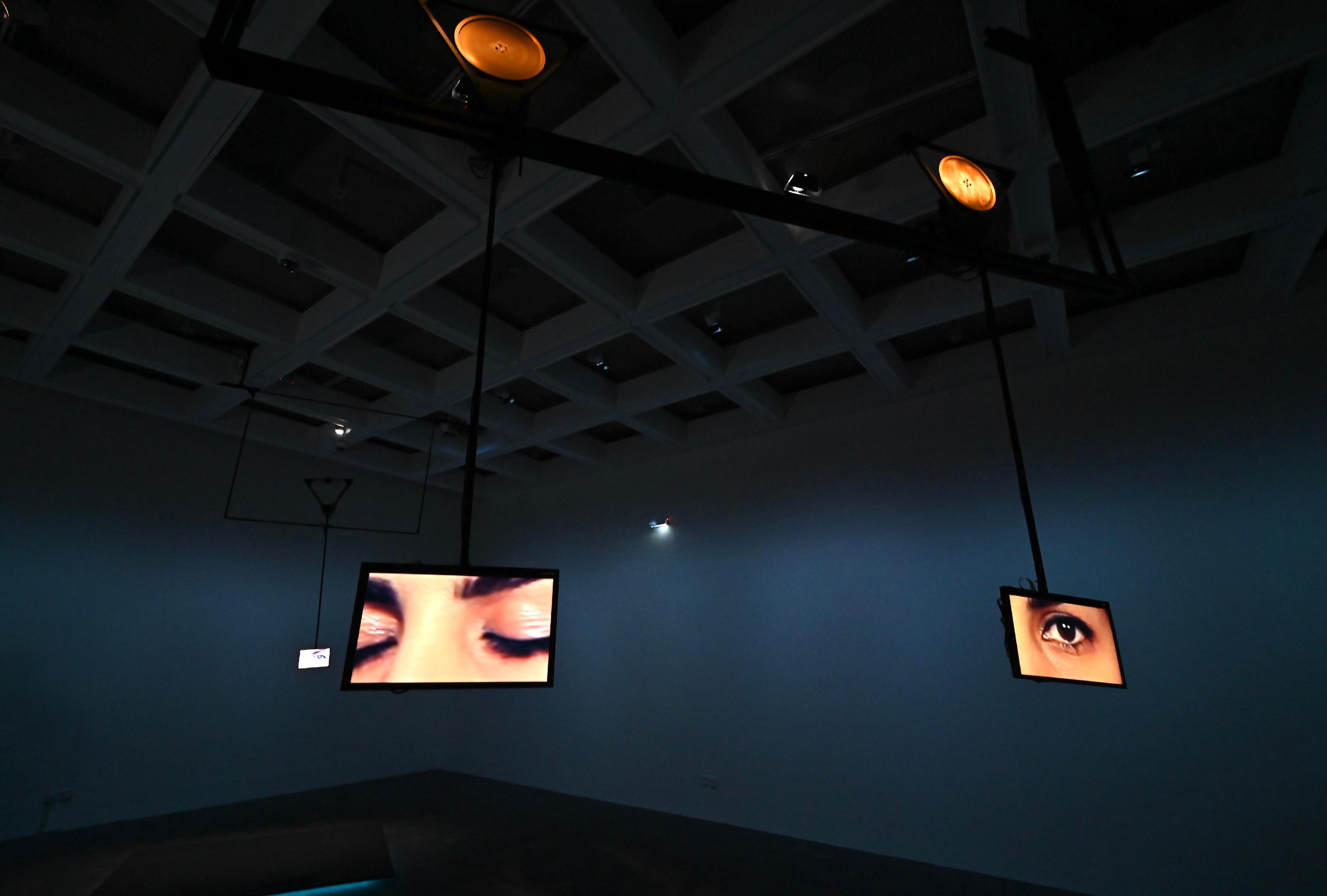 The Hong Kong Museum of Art will hold the "Perceptual and Intellectual - Explorations into Everything and Oneself" exhibition starting from December 20. The exhibition will feature 10 sets of installations and interactive new media creations by Hong Kong artists. Photo shows Kenny Wong’s kinetic video installation, the "dist." series.