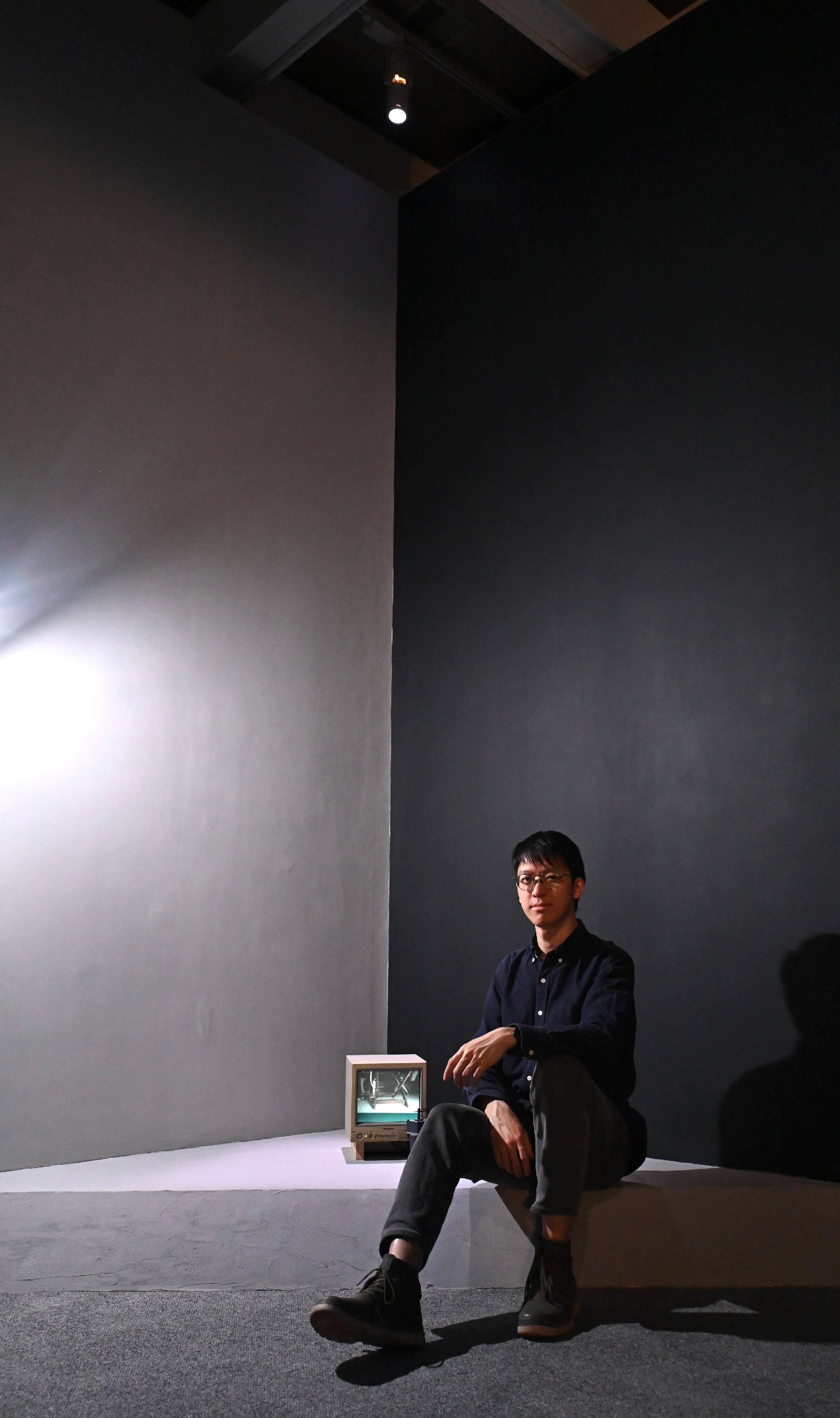 The Hong Kong Museum of Art will hold the "Perceptual and Intellectual - Explorations into Everything and Oneself" exhibition starting from December 20. The exhibition will feature 10 sets of installations and interactive new media creations by Hong Kong artists. Photo shows artist Tung Wing-hong and his video and kinetic installation "Hundred jumps". 