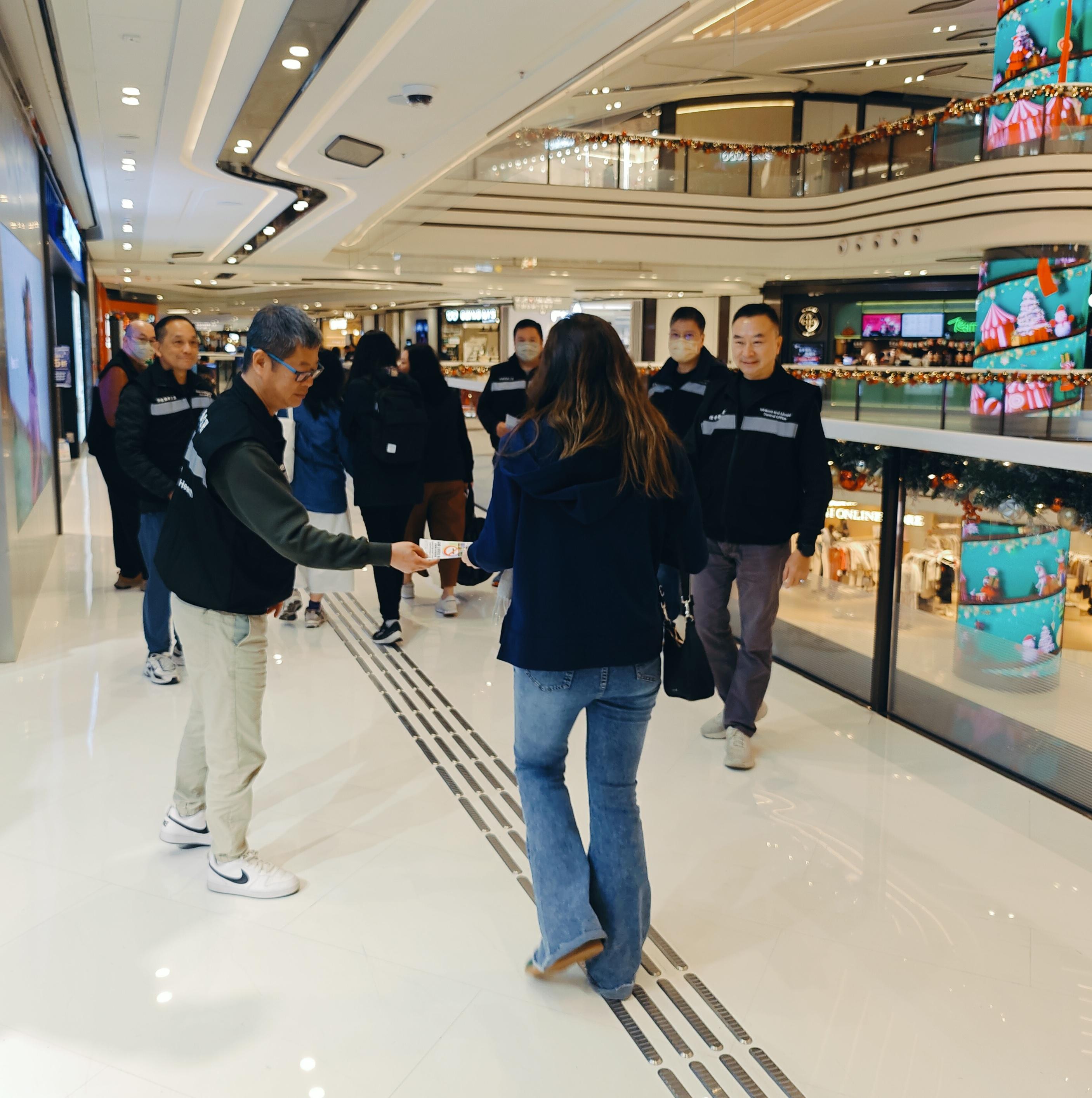 Tobacco and Alcohol Control officers of the Department of Health conducted a special operation in shopping malls across the territory for three consecutive days (December 16 to 18), stepping up enforcement against illegal smoking in statutory no smoking areas of shopping malls and prosecution of smoking offenders, as well as enhancing public education through the distribution of leaflets. Photo shows officers of the Tobacco and Alcohol Control Office distributing leaflets to members of the public at a shopping mall.