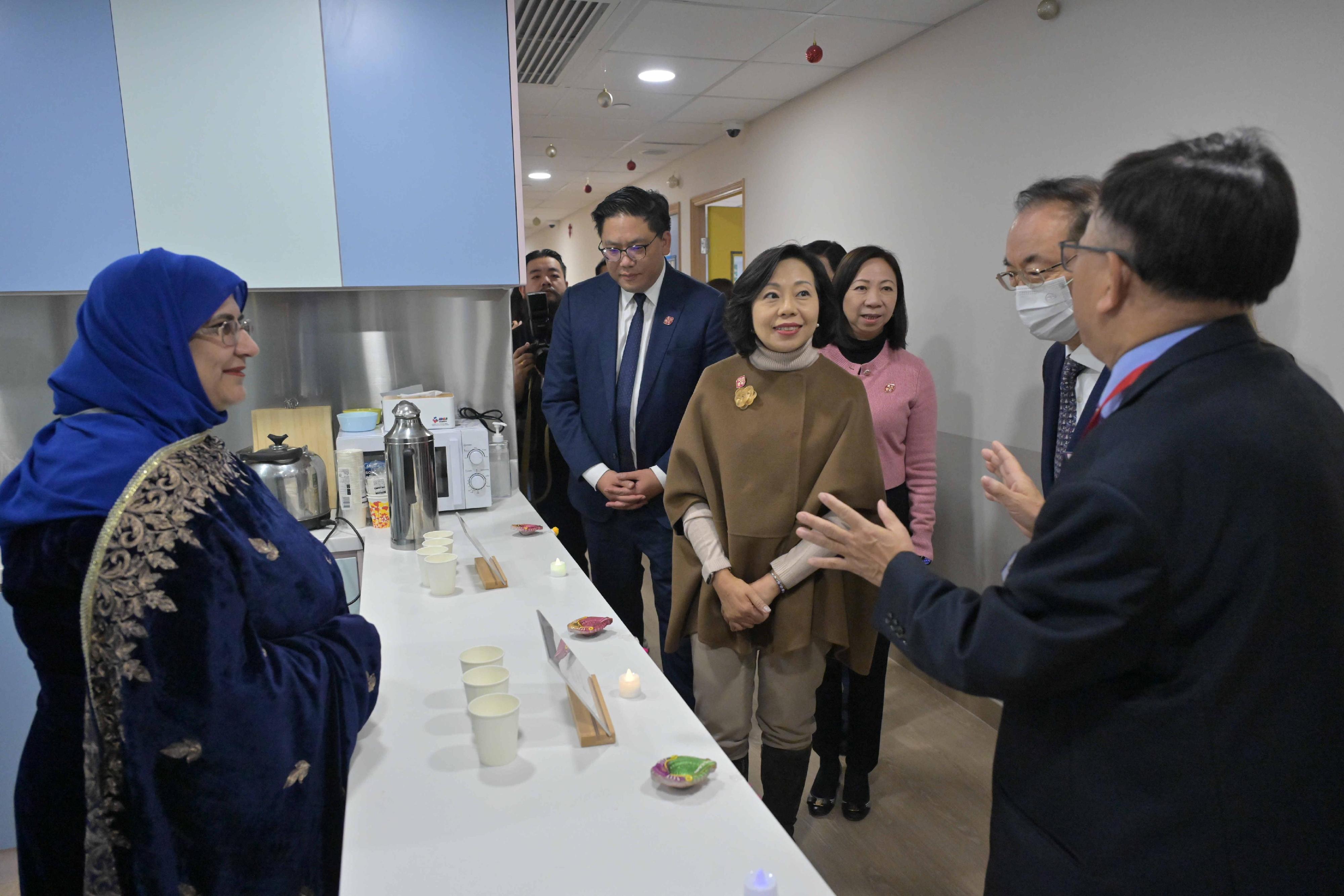 Following the opening of DREAM Support Service Centre for Ethnic Minorities in Kowloon City earlier this month, another support service centre in Sha Tin, namely IDEA Centre, also officially opens today (December 19). Photo shows the Secretary for Home and Youth Affairs, Miss Alice Mak (third left); the Permanent Secretary for Home and Youth Affairs, Ms Shirley Lam (third right); and the Under Secretary for Home and Youth Affairs, Mr Clarence Leung (second left), touring IDEA Centre together with other guests.
