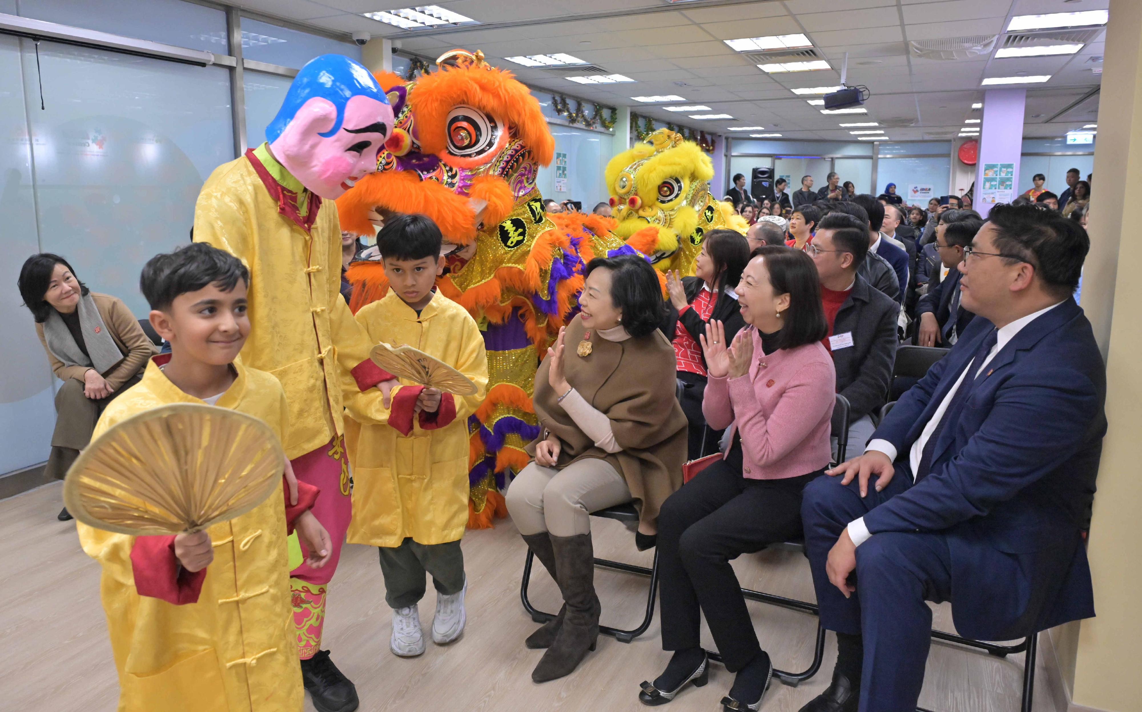 Following the opening of DREAM Support Service Centre for Ethnic Minorities in Kowloon City earlier this month, another support service centre in Sha Tin, namely IDEA Centre, also officially opens today (December 19). Photo shows the Secretary for Home and Youth Affairs, Miss Alice Mak (first row, third right); the Permanent Secretary for Home and Youth Affairs, Ms Shirley Lam (first row, second right); the Under Secretary for Home and Youth Affairs, Mr Clarence Leung (first row, first right); and the Director of Home Affairs, Mrs Alice Cheung (first row, first left), watching a lion dance performance at the ceremony.