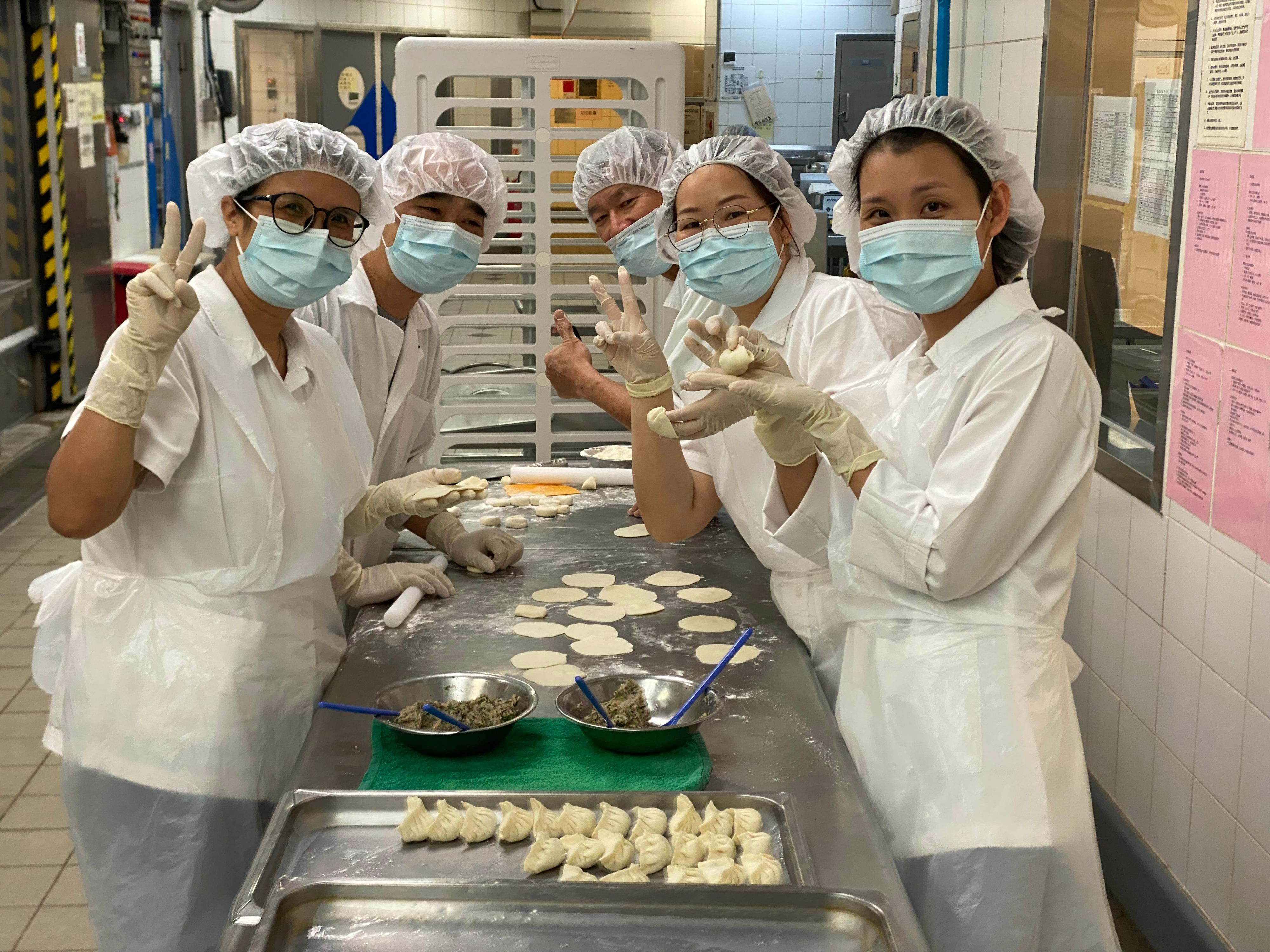 On the eve of Winter Solstice, the staff of Catering Services at Caritas Medical Centre used their own recipe to make about 800 vegetable and meat dumplings with hot broth for patients.