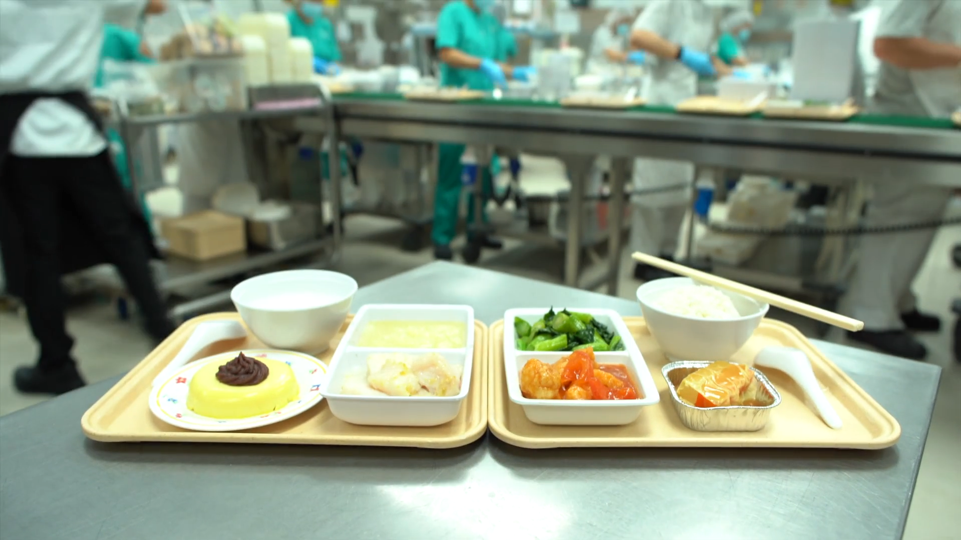 Catering staff of Kowloon Hospital prepared bean curd rolls (pictured right) for patients on regular diets, while patients who require soft meals can enjoy sweet steamed tofu custard with red bean paste (picture left).