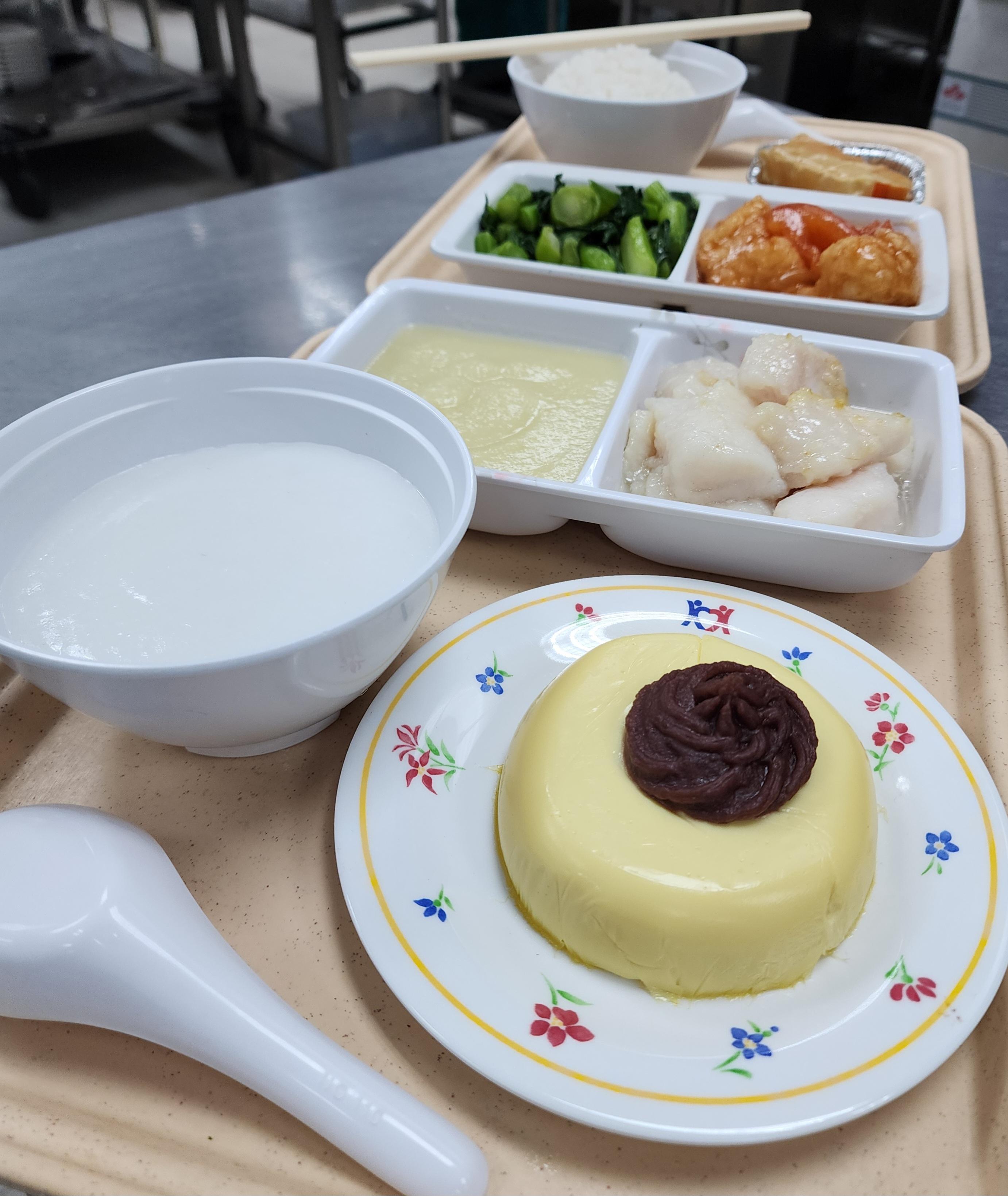 The soft steamed tofu custard topped with sweet red bean paste allows hospitalised patients to experience the festive atmosphere even while in the hospital. 