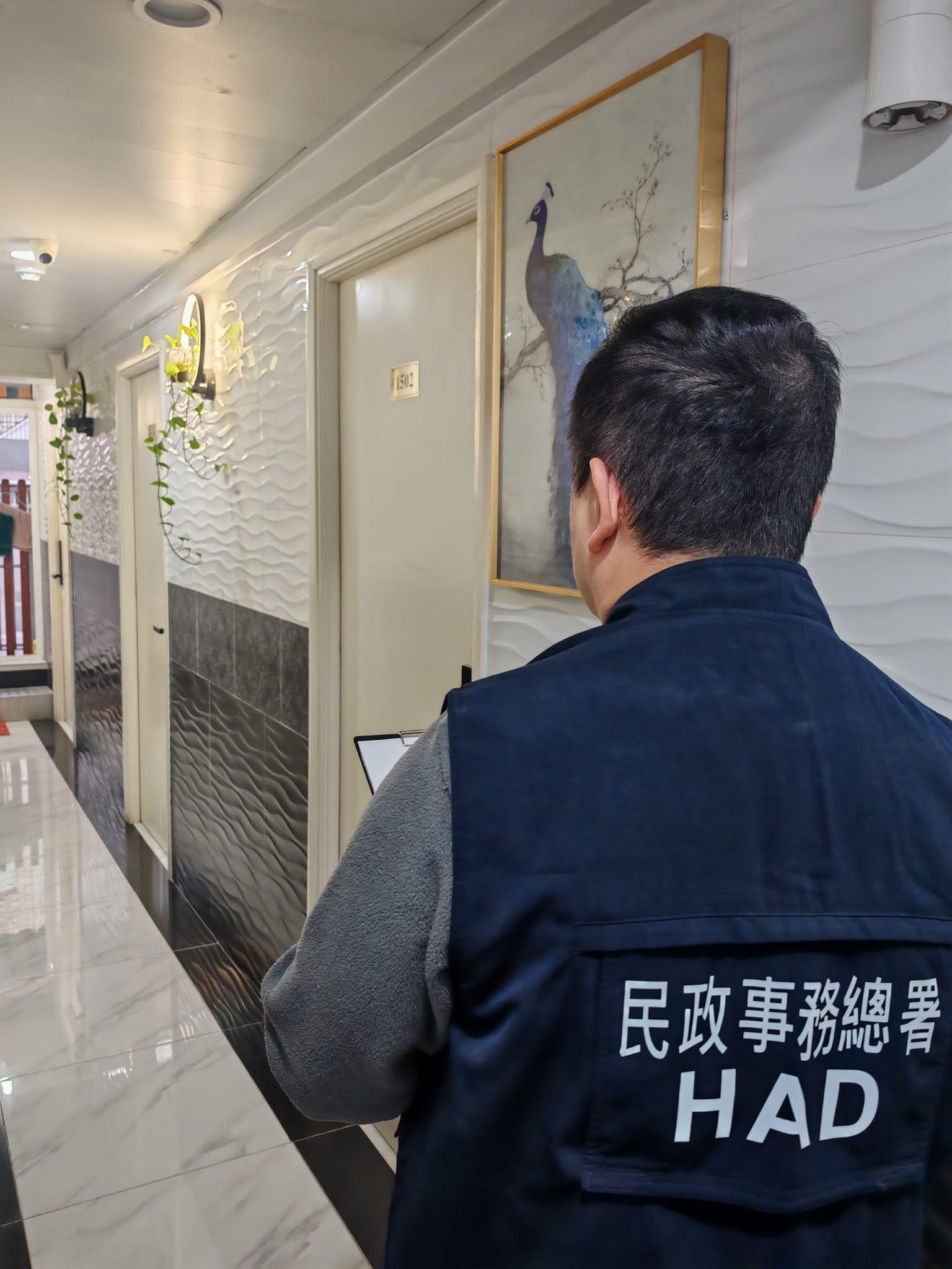 The Office of the Licensing Authority (OLA) of the Home Affairs Department conducted an operation at a tourist accommodation hotspot in Yau Tsim Mong District from December 17 to 19 to inspect premises that were suspected of operating an unlicensed hotel/guesthouse and illegal club-house. Photo shows OLA enforcement officers searching for evidence in a suspected unlicensed guesthouse.