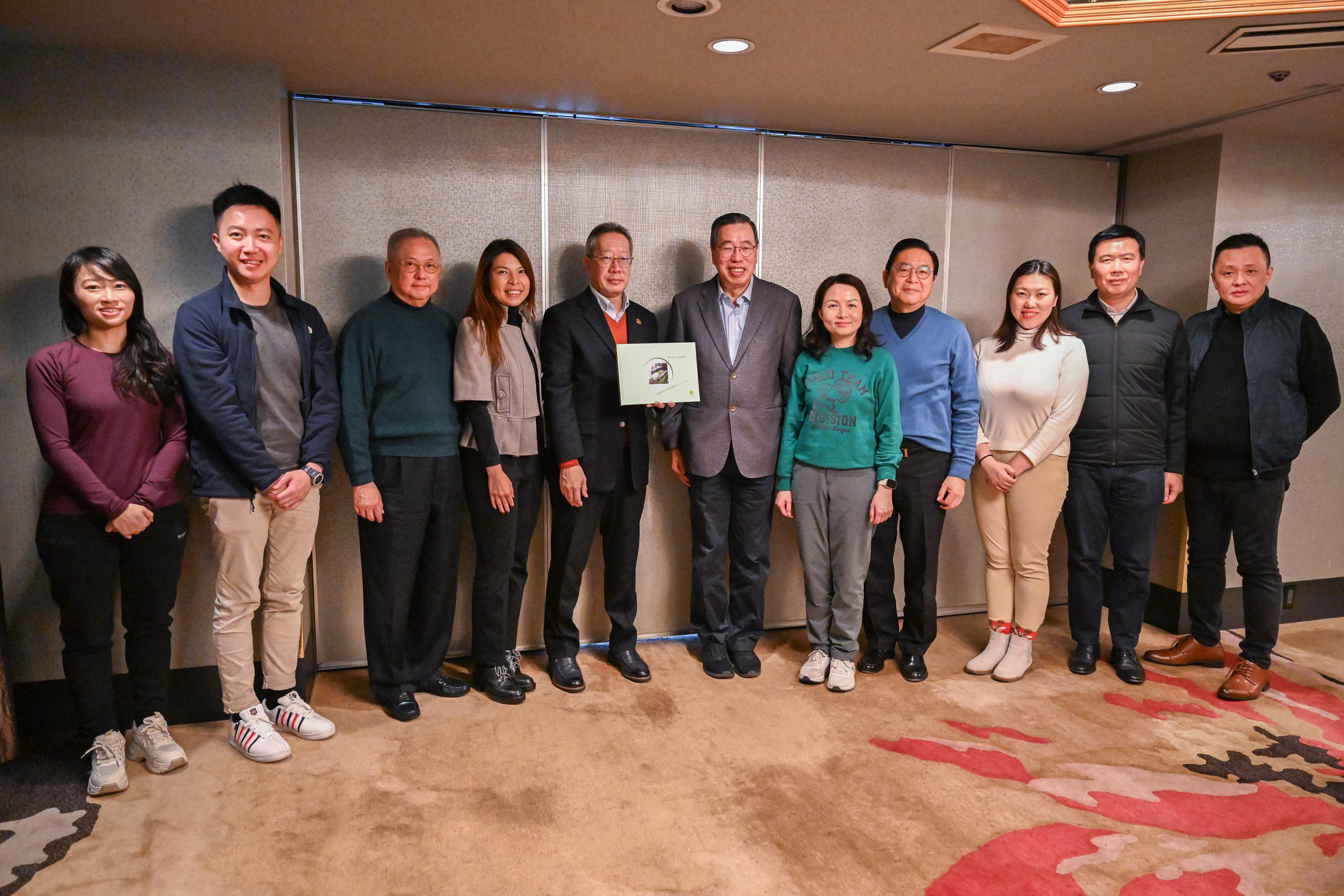 The Legislative Council (LegCo) delegation led by the President of LegCo, Mr Andrew Leung, continues its duty visit to Japan today (December 22). Photos shows the delegation with the Vice President of the Yokohama Chinatown Development Association, Mr Akio Takematsu (fifth left).