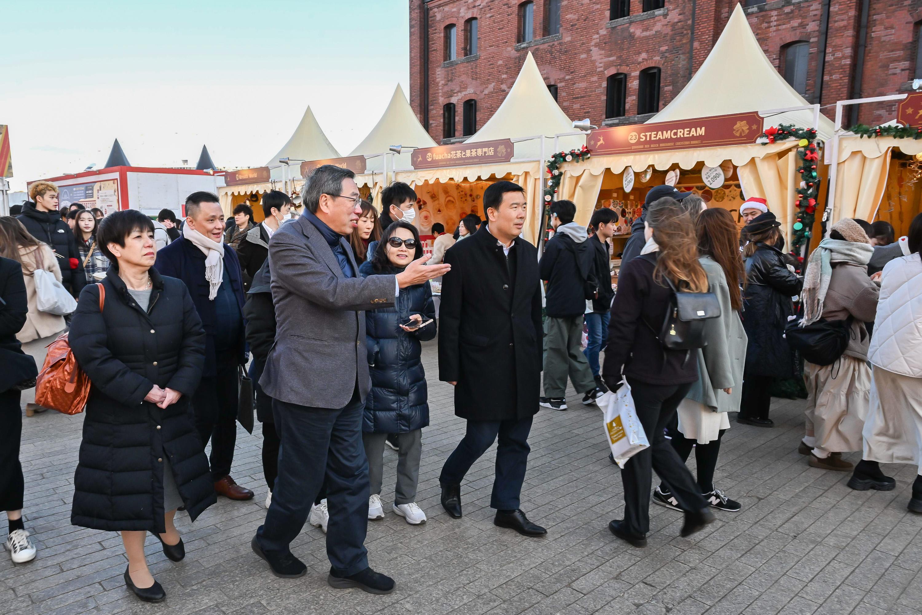 The Legislative Council (LegCo) delegation led by the President of LegCo, Mr Andrew Leung, continues its duty visit to Japan today (December 22). Photo shows the delegation visiting the Christmas Market in Yokohama Red Brick Warehouse.