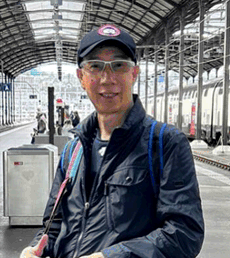 Lai Kwai-leung, aged 72, is about 1.7 metres tall and of thin build. He has a pointed face with yellow complexion and short grey and white hair. He was last seen wearing a light-coloured jacket, dark-coloured trousers, a pair of silver square frame glasses and a dark-coloured cap.