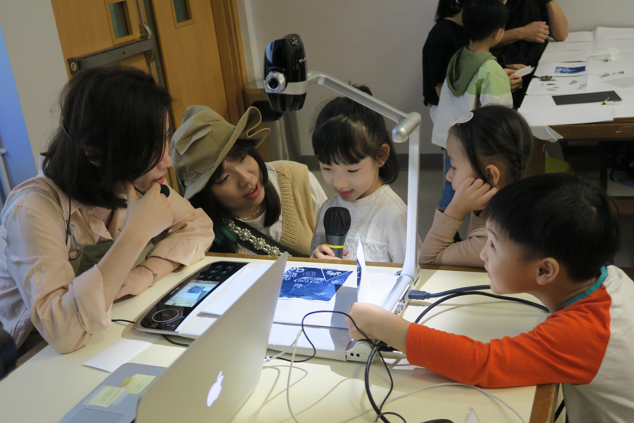 Muse Fest HK 2024 launched by the Leisure and Cultural Services Department (LCSD) in November has successfully concluded, attracting more than 630,000 people to participate in more than 70 delightful programmes organised by the LCSD museums and art spaces. Photo shows members of the public participating in the cyanotype workshop held at the Hong Kong Heritage Museum.