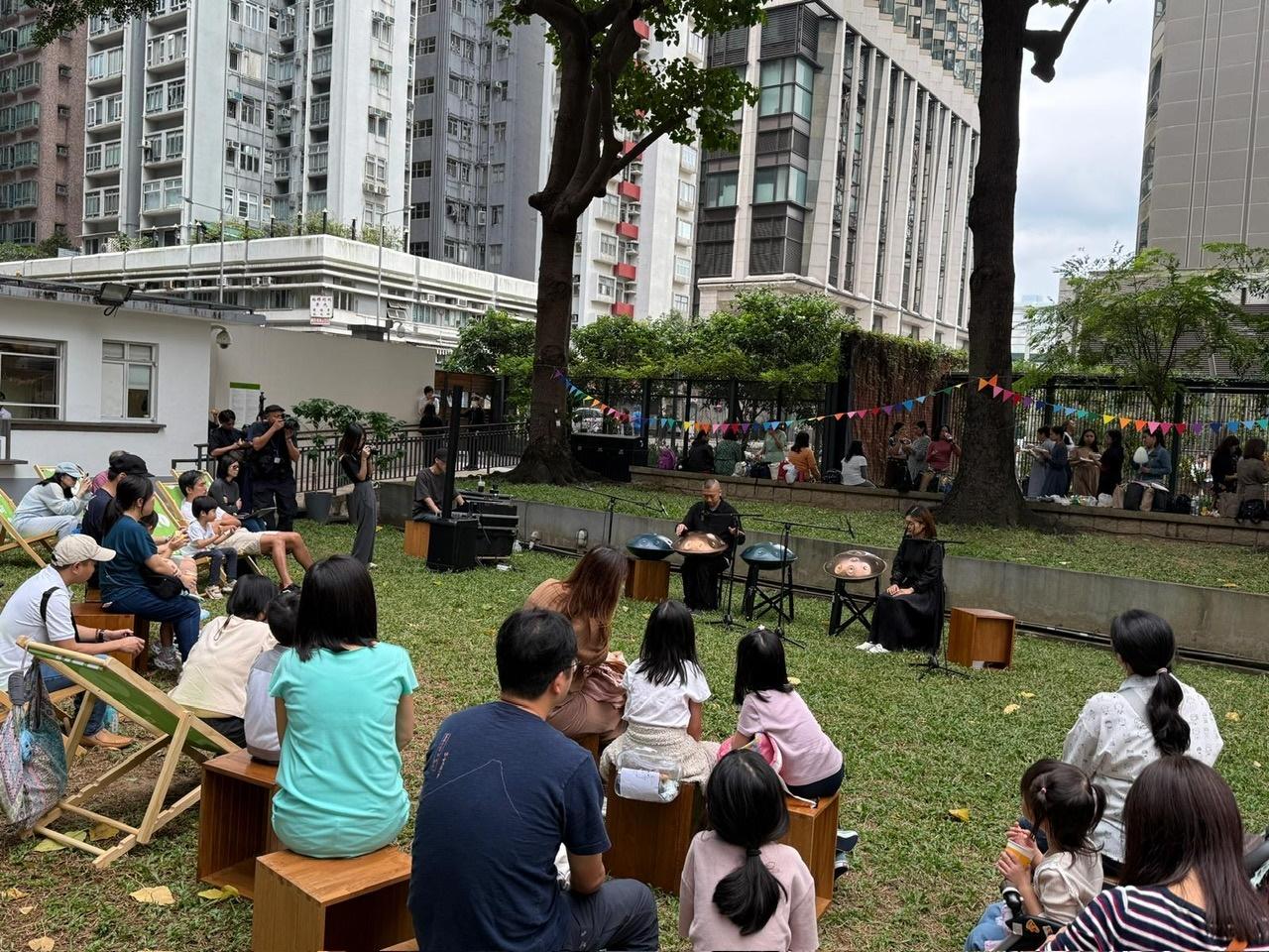 Muse Fest HK 2024 launched by the Leisure and Cultural Services Department (LCSD) in November has successfully concluded, attracting more than 630,000 people to participate in more than 70 delightful programmes organised by the LCSD museums and art spaces. Photo shows members of the public actively participating in the Spark Joy @Oi! Fun Day at the Oil Street Art Space.