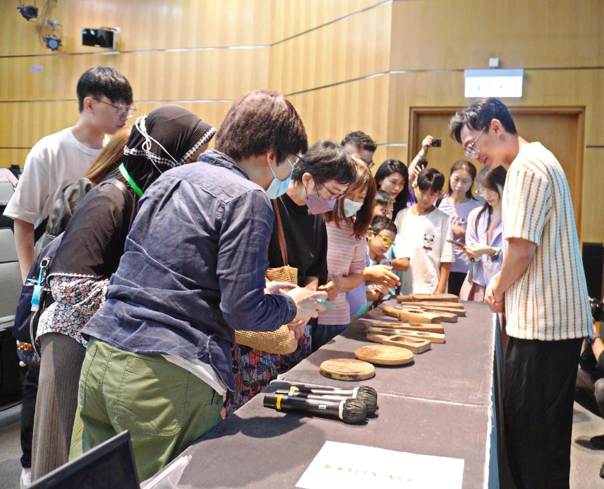 Muse Fest HK 2024 launched by the Leisure and Cultural Services Department (LCSD) in November has successfully concluded, attracting more than 630,000 people to participate in more than 70 delightful programmes organised by the LCSD museums and art spaces. Photo shows members of the public at the Not Just Wood - Exploring from Wooden Cake Moulds workshop organised by the Conservation Office.