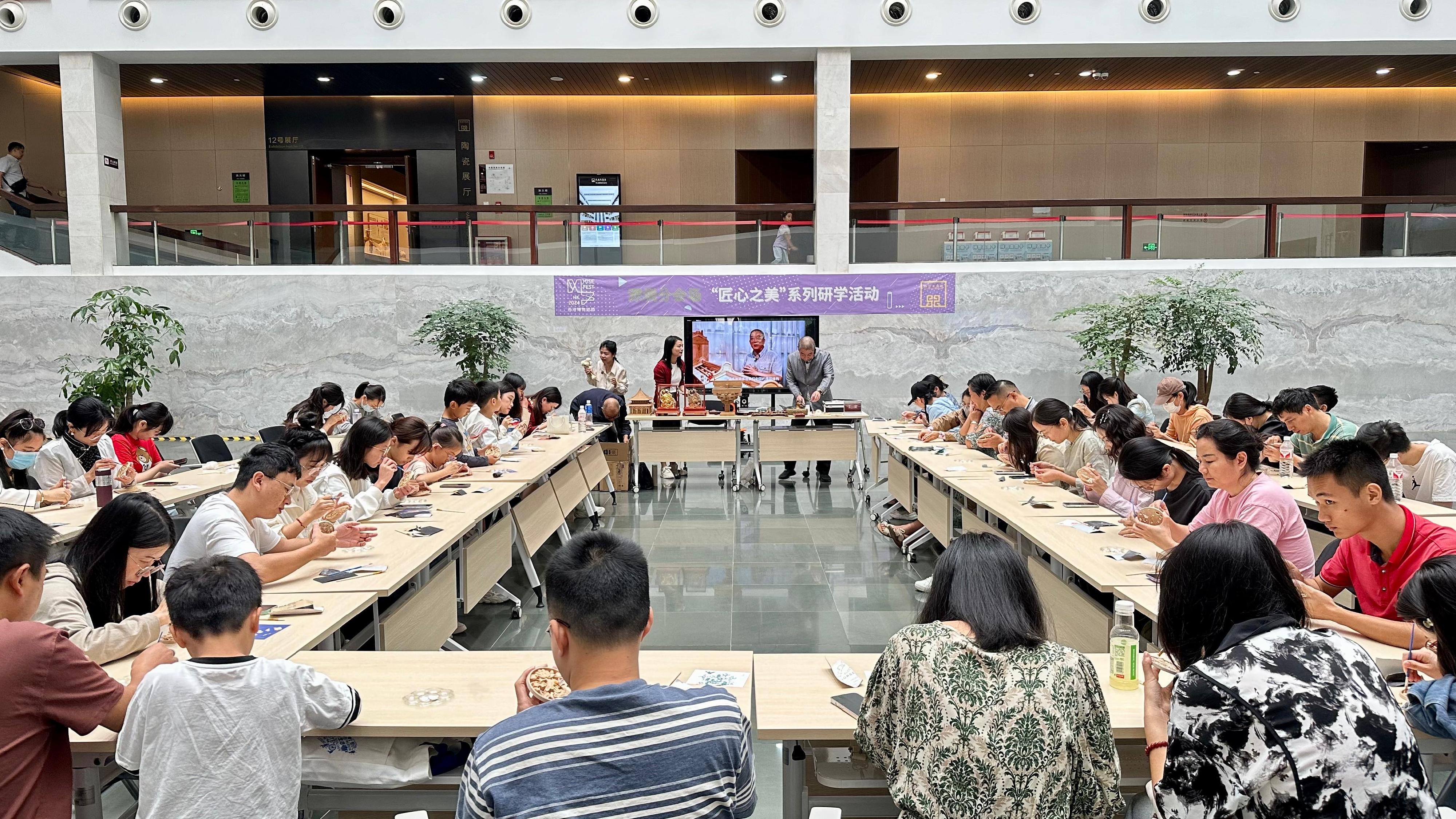 Muse Fest HK 2024 launched by the Leisure and Cultural Services Department (LCSD) in November has successfully concluded. The Shenzhen Museum introduced the Hong Kong Museum Festival 2024 Shenzhen Branch - The Beauty of Ingenuity series of research activities, receiving an enthusiastic response. Photo shows people participating in the wood carving and gilding activity.