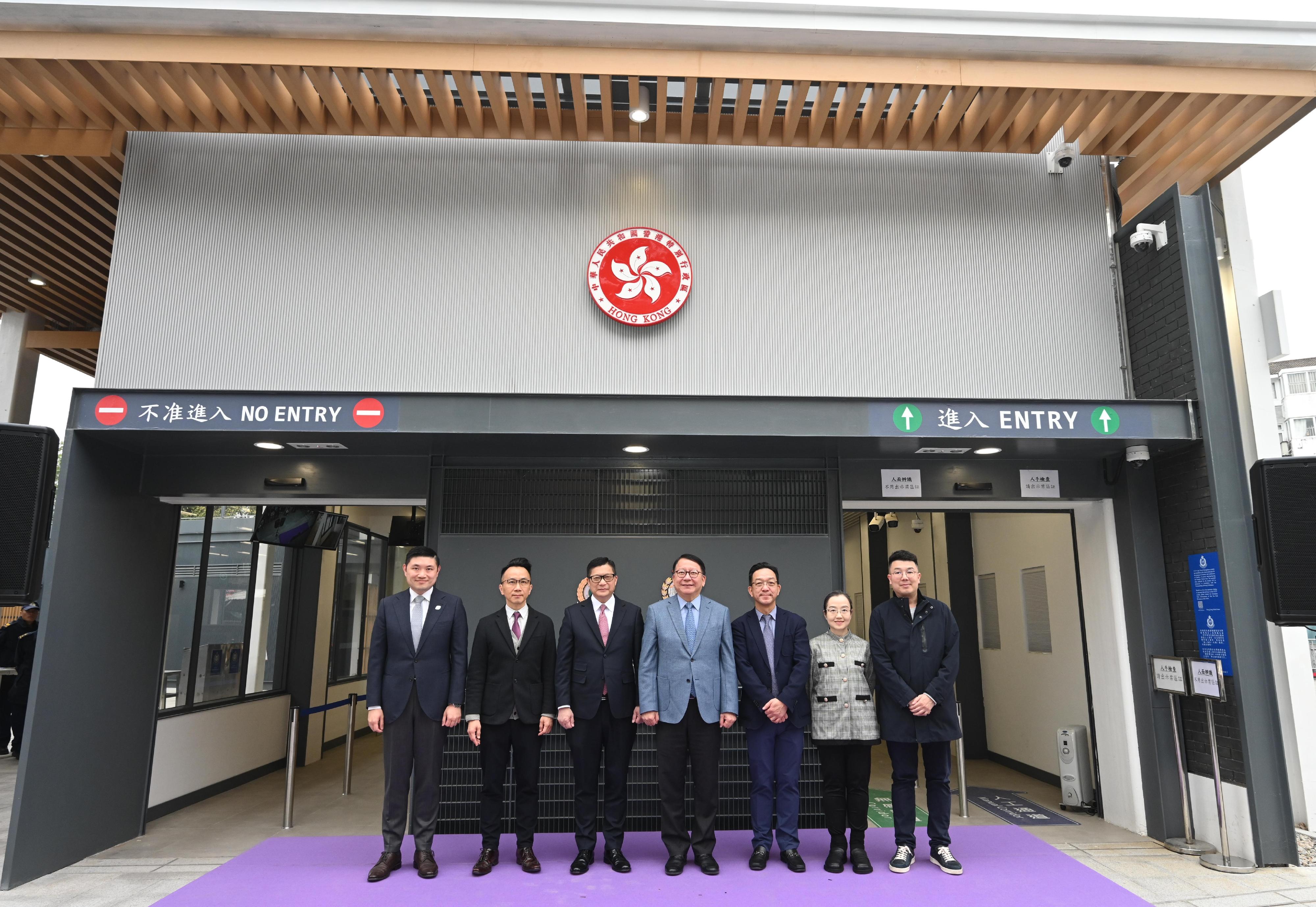 The Chief Secretary for Administration, Mr Chan Kwok-ki, today (December 23) attended the opening ceremony of the reprovisioned Chung Ying Street Checkpoint in Sha Tau Kok. Photo shows Mr Chan (centre), the Secretary for Security, Mr Tang Ping-keung (third left), and other guests at the opening ceremony.