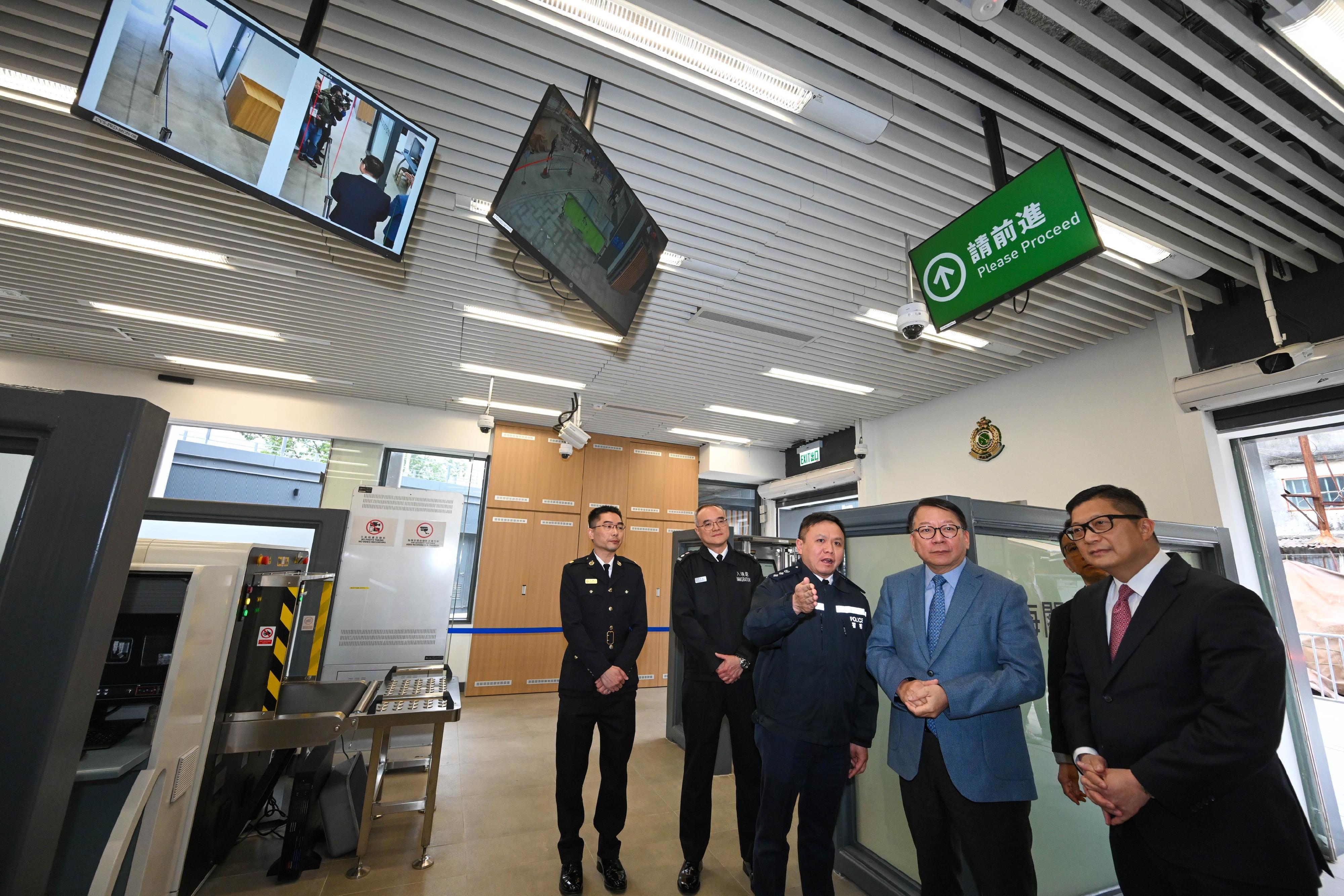 The Chief Secretary for Administration, Mr Chan Kwok-ki, today (December 23) attended the opening ceremony of the reprovisioned Chung Ying Street Checkpoint in Sha Tau Kok. Photo shows Mr Chan (second right), accompanied by the Secretary for Security, Mr Tang Ping-keung (first right), visiting the checkpoint and being briefed about the facial recognition technology at the contactless channels and the checkpoint's key features.