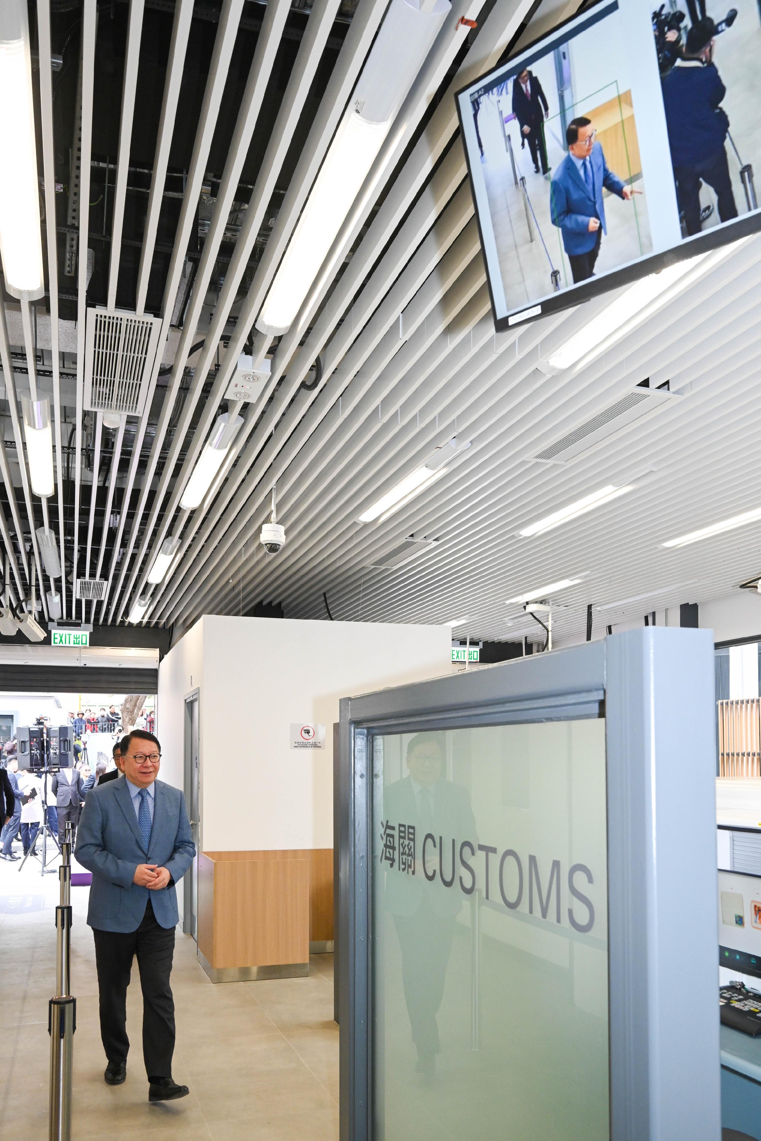 The Chief Secretary for Administration, Mr Chan Kwok-ki, today (December 23) attended the opening ceremony of the reprovisioned Chung Ying Street Checkpoint in Sha Tau Kok. Photo shows Mr Chan passing through the contactless channel of the checkpoint.