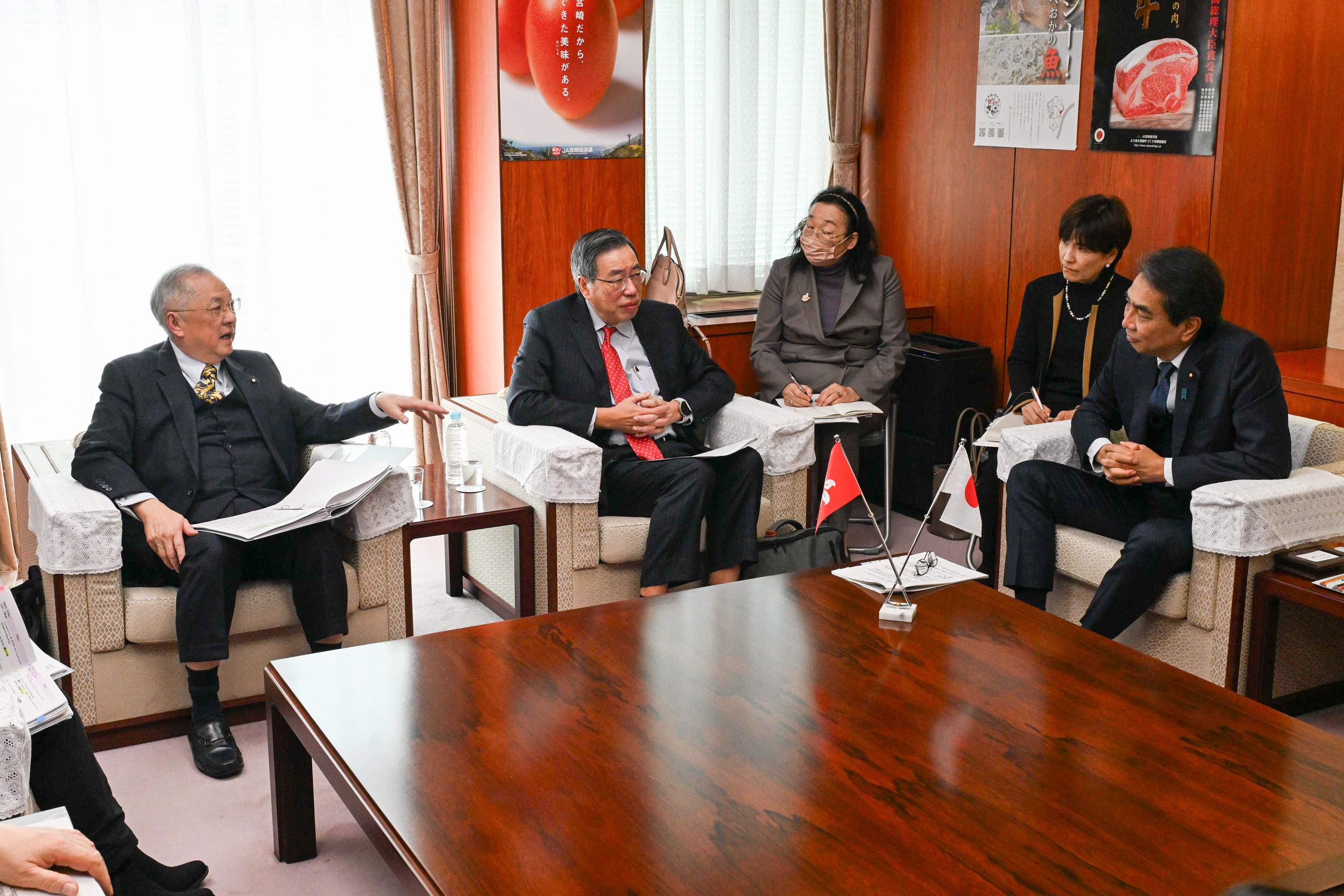 The Legislative Council (LegCo) delegation led by the LegCo President, Mr Andrew Leung (second left), continued its duty visit in Japan today (December 23). The delegation met with the Minister of Agriculture, Forestry and Fisheries of Japan, Mr Taku Eto (first right).
 
