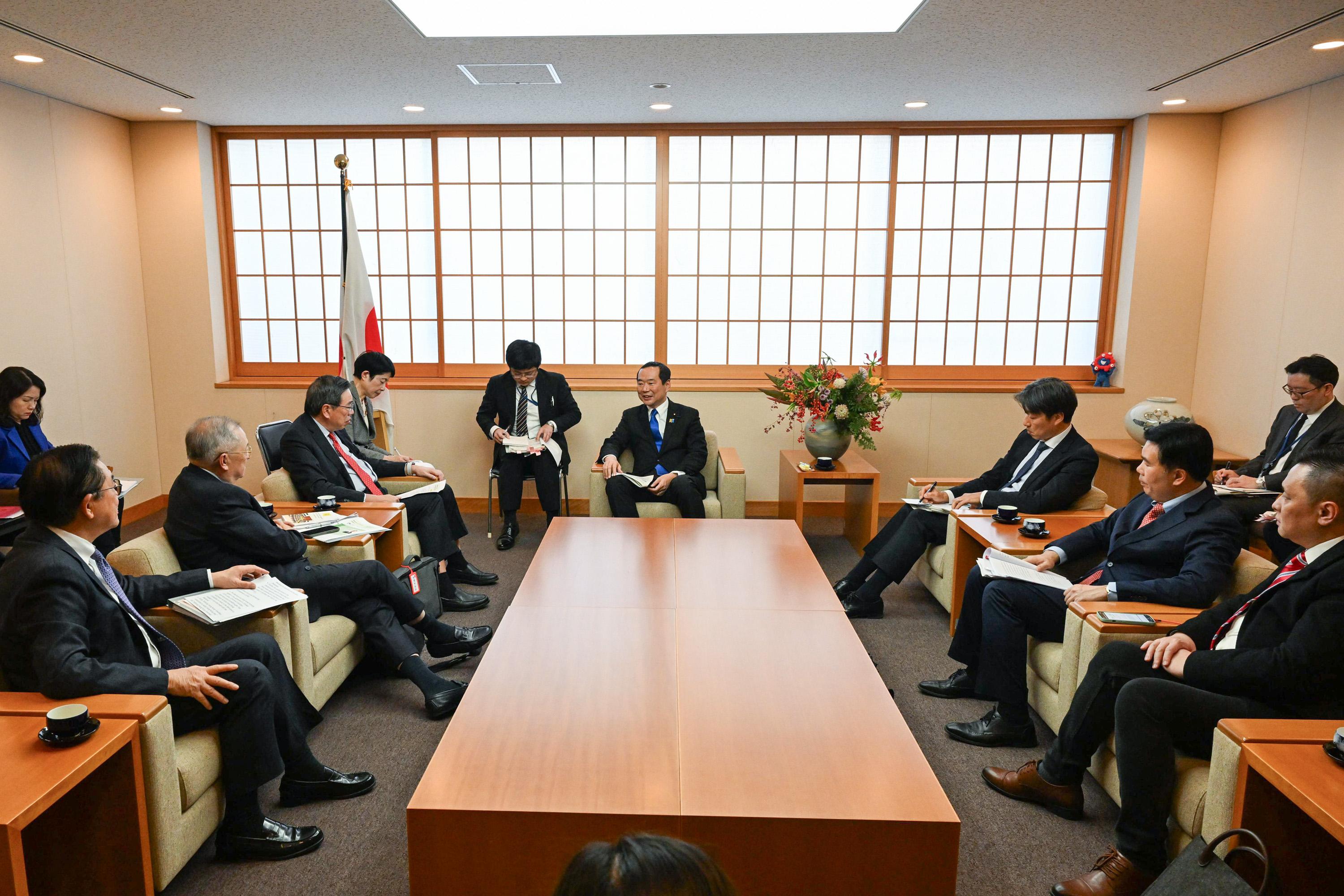 The Legislative Council (LegCo) delegation led by the LegCo President, Mr Andrew Leung, continued its duty visit in Japan today (December 23). The delegation met with the State Minister for Foreign Affairs of Japan, Mr Hisayuki Fujii (centre).
 
