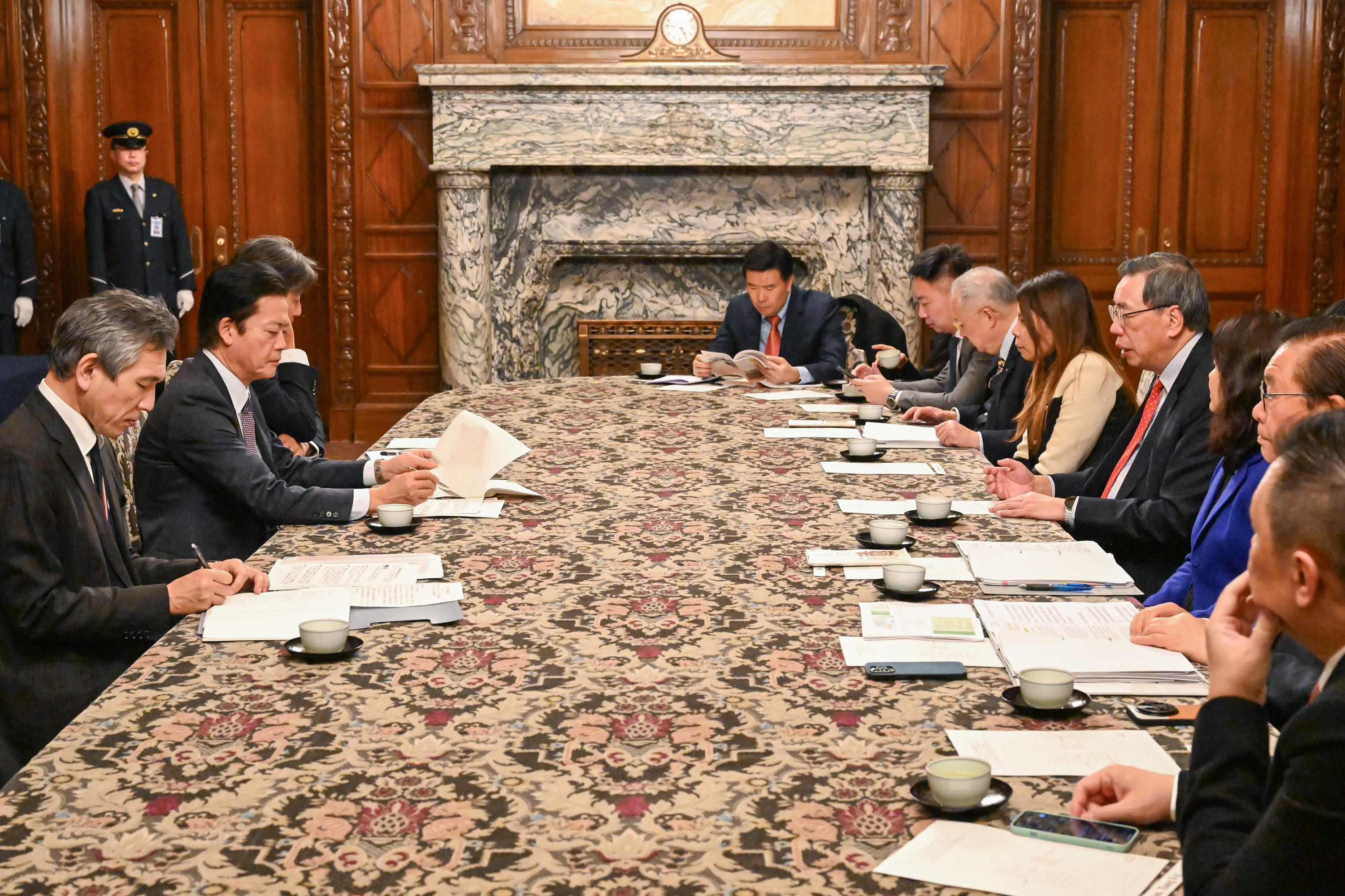 The Legislative Council (LegCo) delegation led by the LegCo President, Mr Andrew Leung, continued its duty visit in Japan today (December 23). The delegation met with the Vice Speaker of the House of Representatives, Mr Koichiro Gemba (second left).
