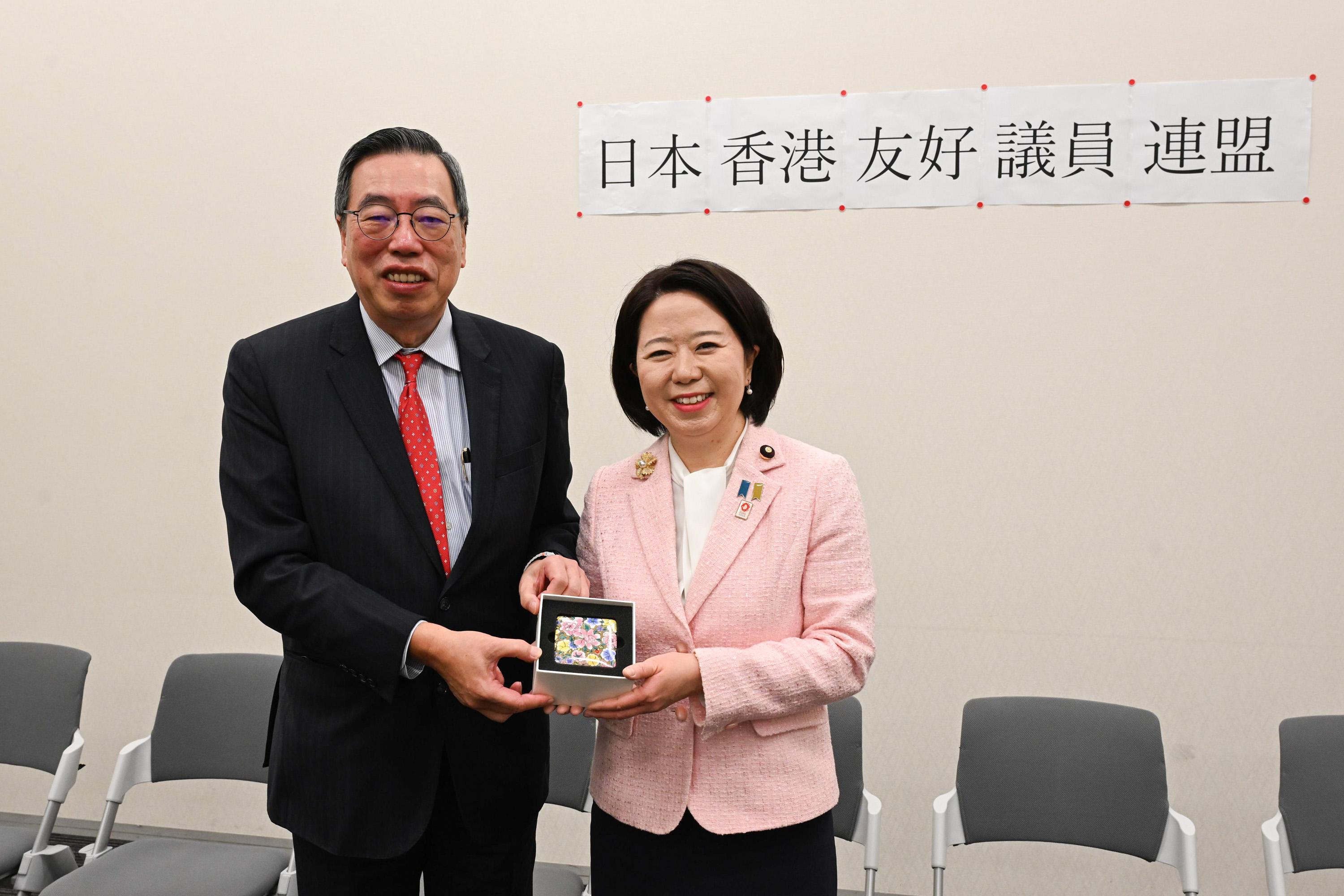 The Legislative Council (LegCo) delegation led by the LegCo President, Mr Andrew Leung, continued its duty visit in Japan today (December 23). Mr Leung posed for a photo with the chairman of Japan-Hong Kong Parliamentarians Caucus, Ms Hanako Jimi (right).
