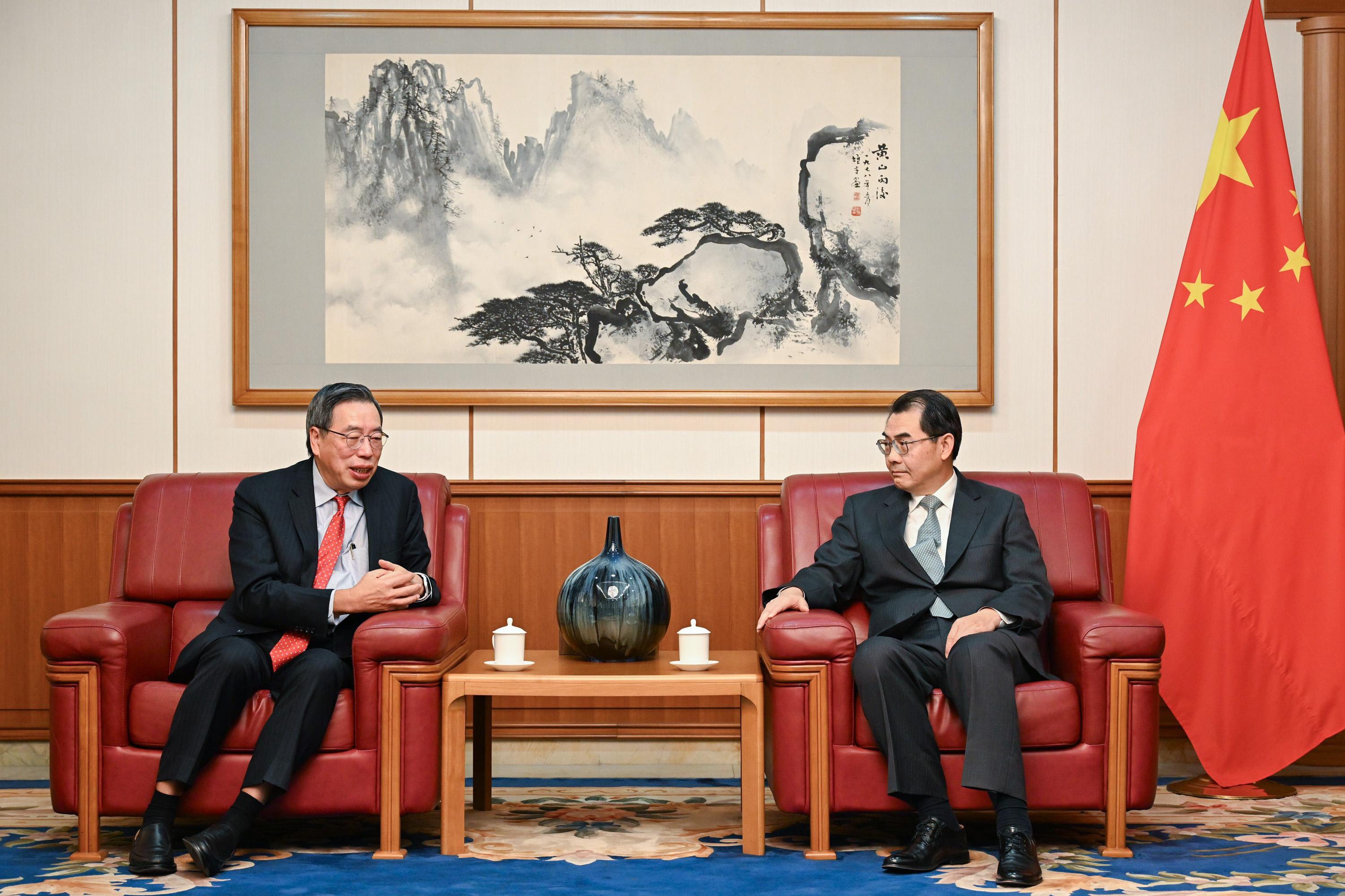 The Legislative Council (LegCo) delegation led by the LegCo President, Mr Andrew Leung, continued its duty visit in Japan today (December 23). The delegation called on the Chinese Ambassador to Japan, Mr Wu Jianghao (right).
