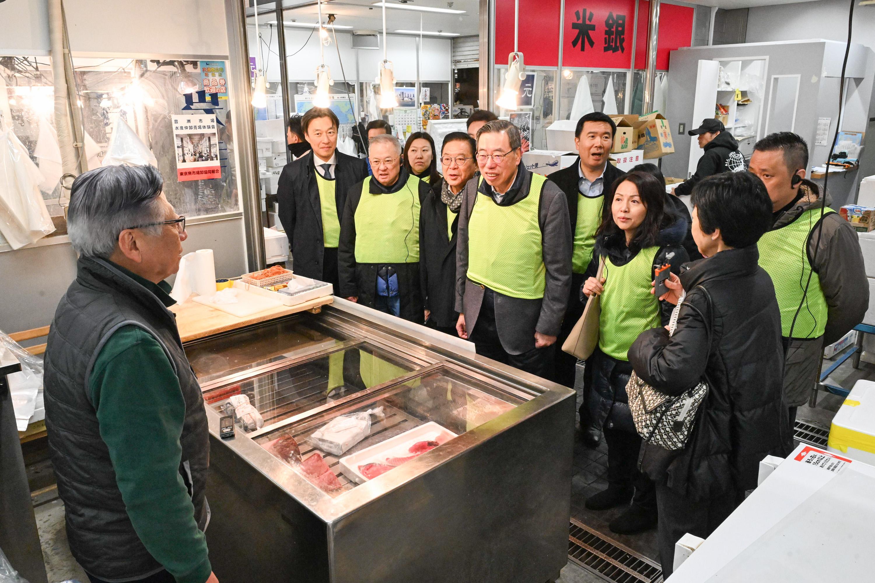 The Legislative Council (LegCo) delegation led by the LegCo President, Mr Andrew Leung, continued its duty visit in Japan today (December 23). The delegation visited Toyosu Market.
