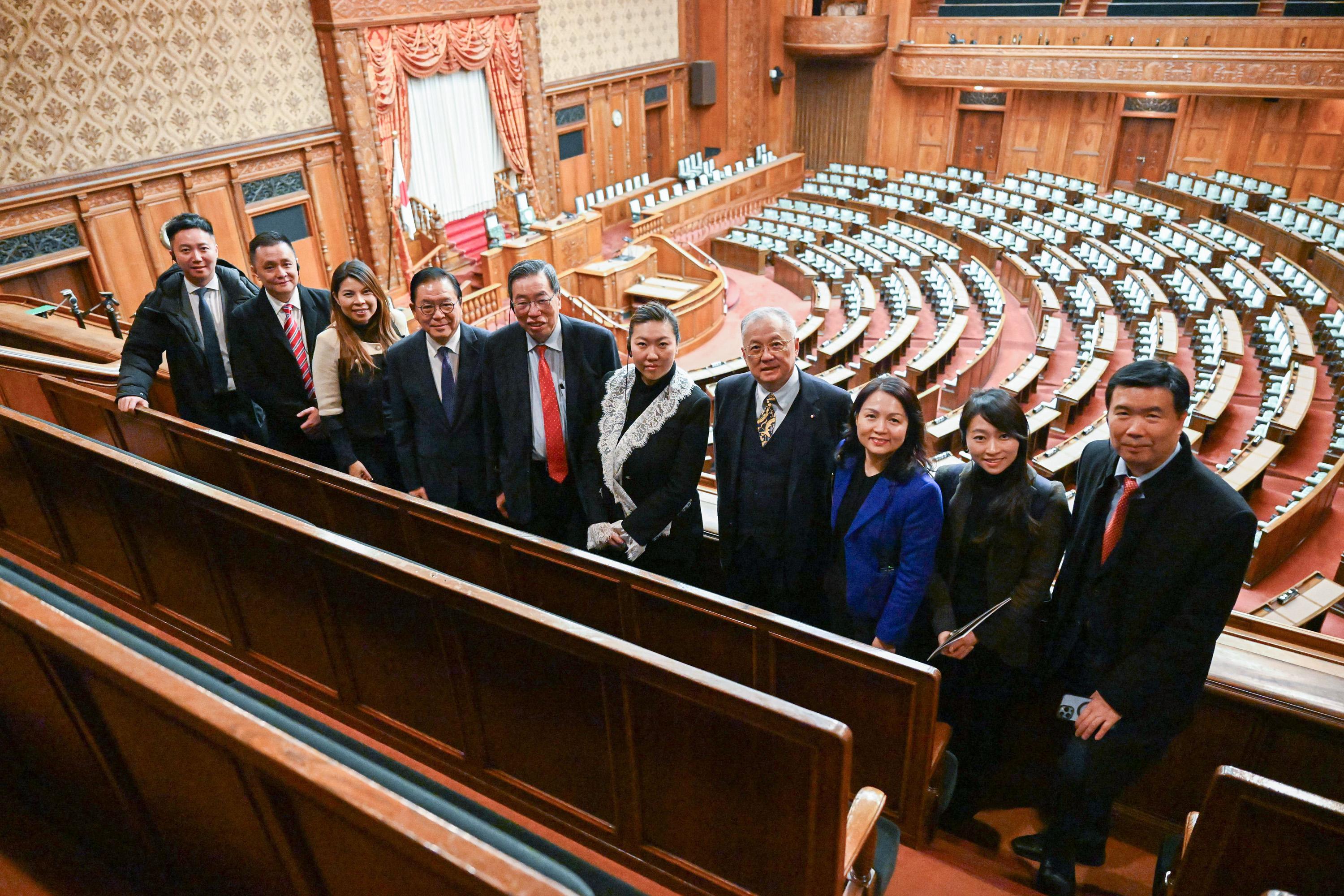 由立法会主席梁君彦率领的立法会代表团（代表团）今日（十二月二十三日）继续在日本进行职务考察。代表团参观日本国会。
 
