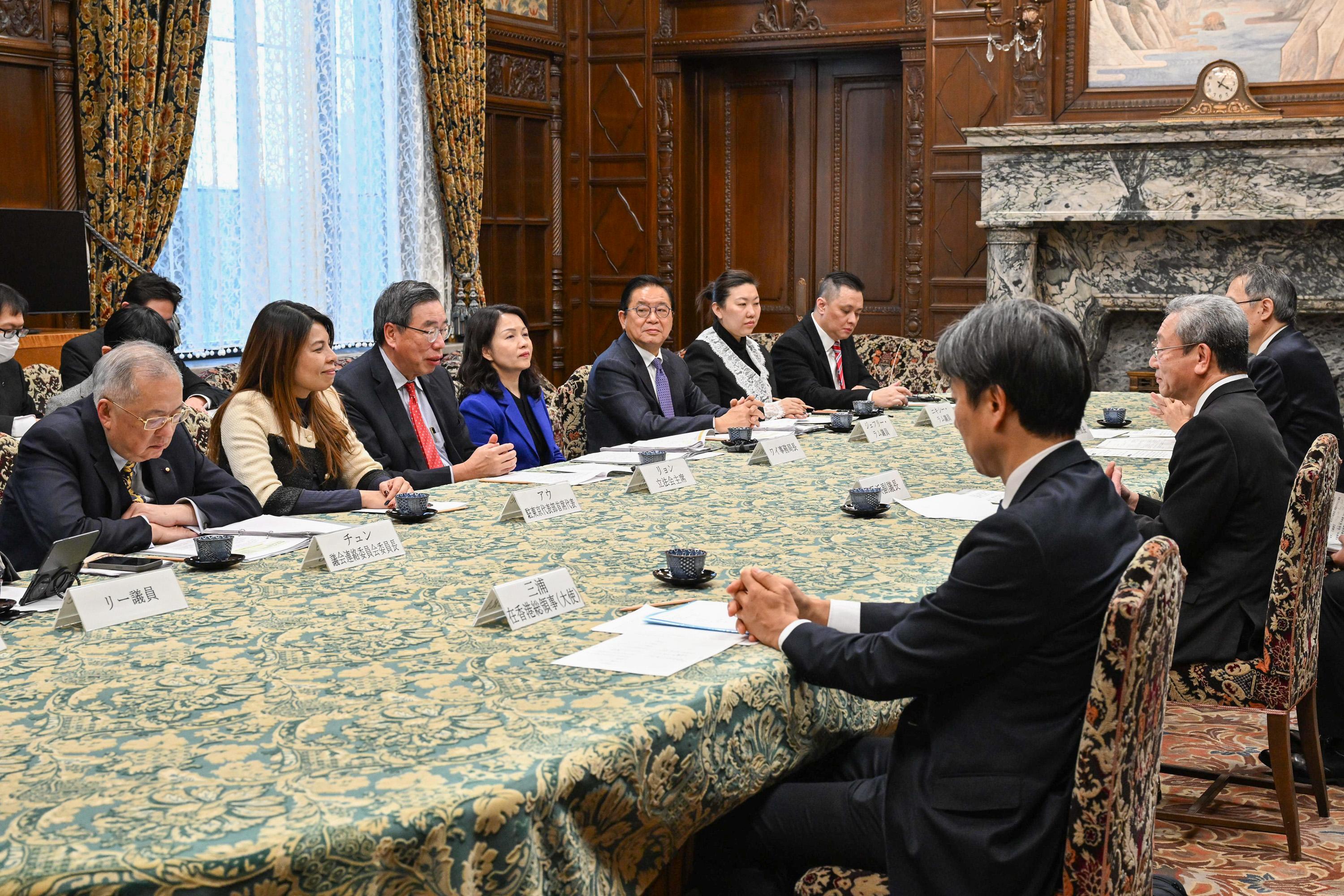 由立法会主席梁君彦率领的立法会代表团（代表团）今日（十二月二十三日）继续在日本进行职务考察。代表团与日本参议院副议长长浜博行（右二）会面。
