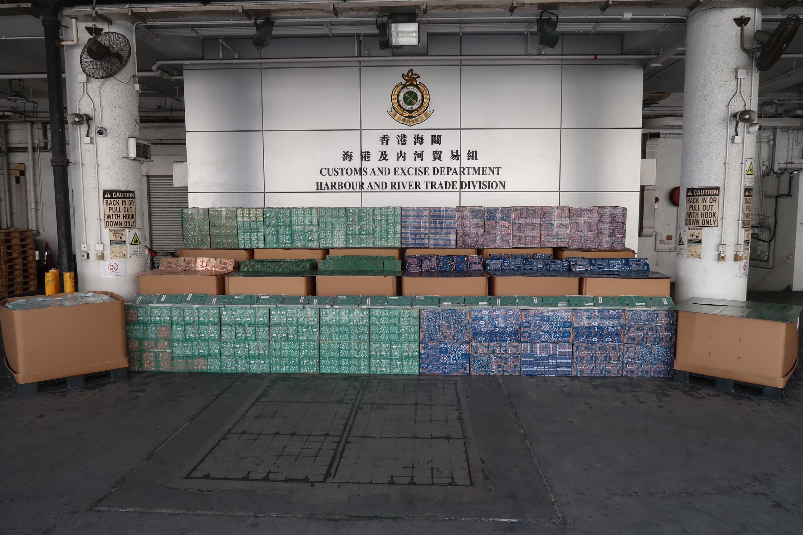 Hong Kong Customs on December 9 detected a suspected case of using an ocean-going vessel to smuggle goods to Malaysia at the Kwai Chung Container Terminals. A large batch of suspected smuggled printed circuit boards with an estimated market value of about $70 million was seized. Photo shows the suspected smuggled printed circuit boards seized.