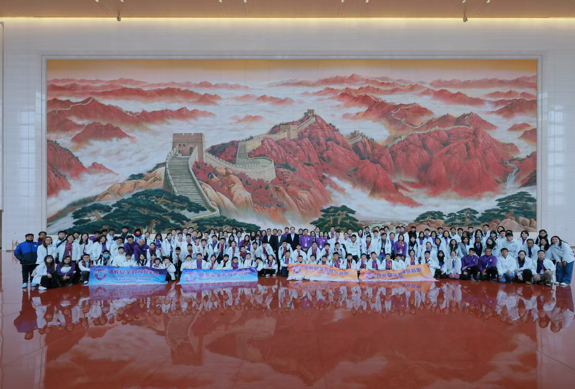 The second National Security Education Study Tour organised by the Hong Kong Special Administrative Region Government concluded the visit to Beijing and Shanghai this afternoon (December 24). Photo shows members of the study tour visiting Museum of the Communist Party of China in Beijing.
