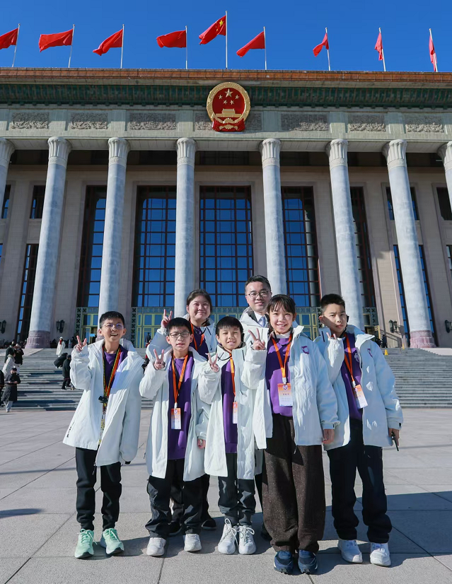 The second National Security Education Study Tour organised by the Hong Kong Special Administrative Region Government concluded the visit to Beijing and Shanghai this afternoon (December 24). Photo shows the Under Secretary for Education, Dr Sze Chun-fai (back row, right), with students at the Great Hall of the People.