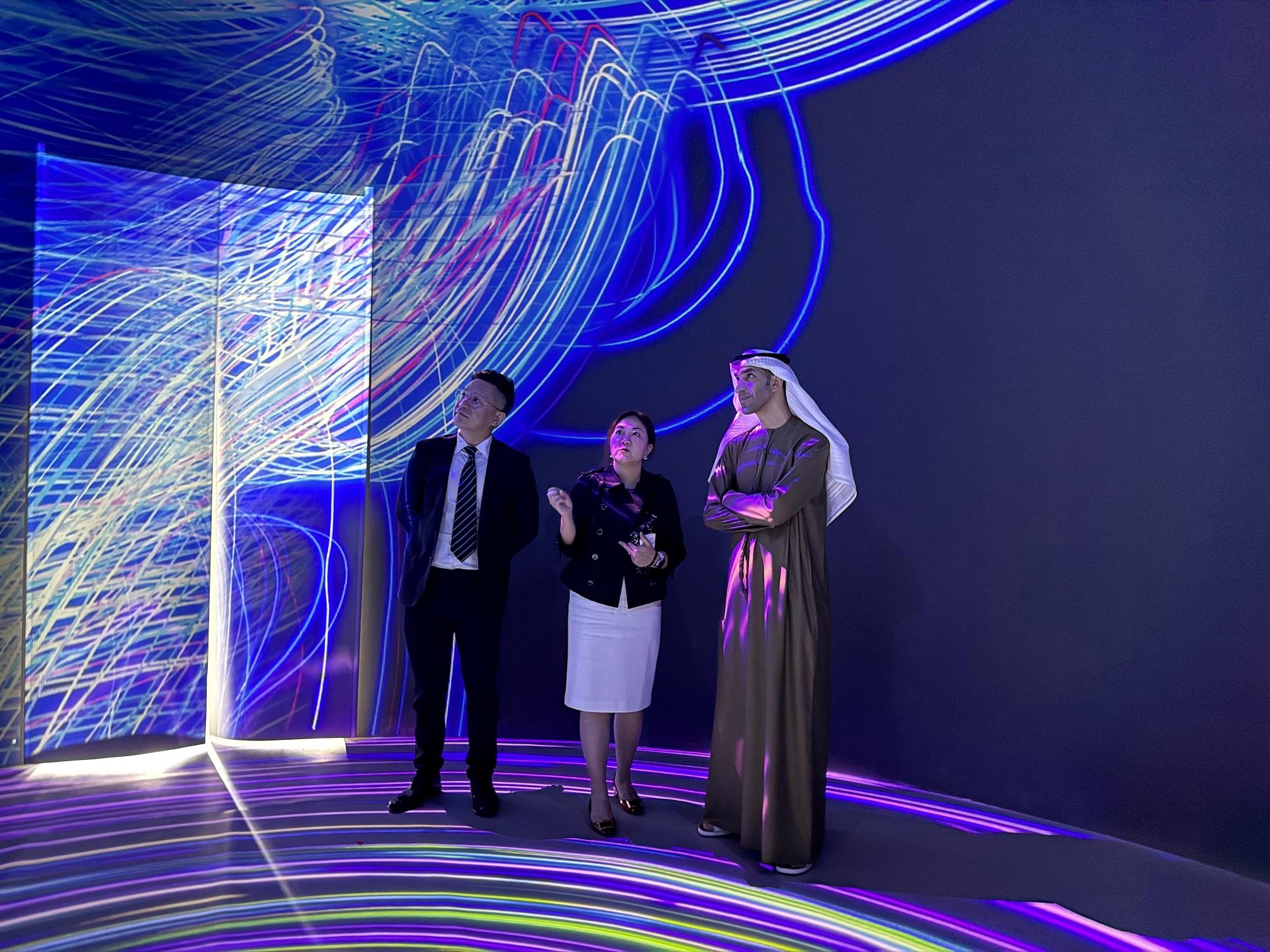 The "Immersive Hong Kong" roving exhibition is now being held in Dubai, the United Arab Emirates (UAE). Photo shows the Minister of State for Foreign Trade of the UAE, His Excellency Dr Thani bin Ahmed Al Zeyoudi, (right), touring the projection with the theme of "Blossoming Creativity" at the exhibition.