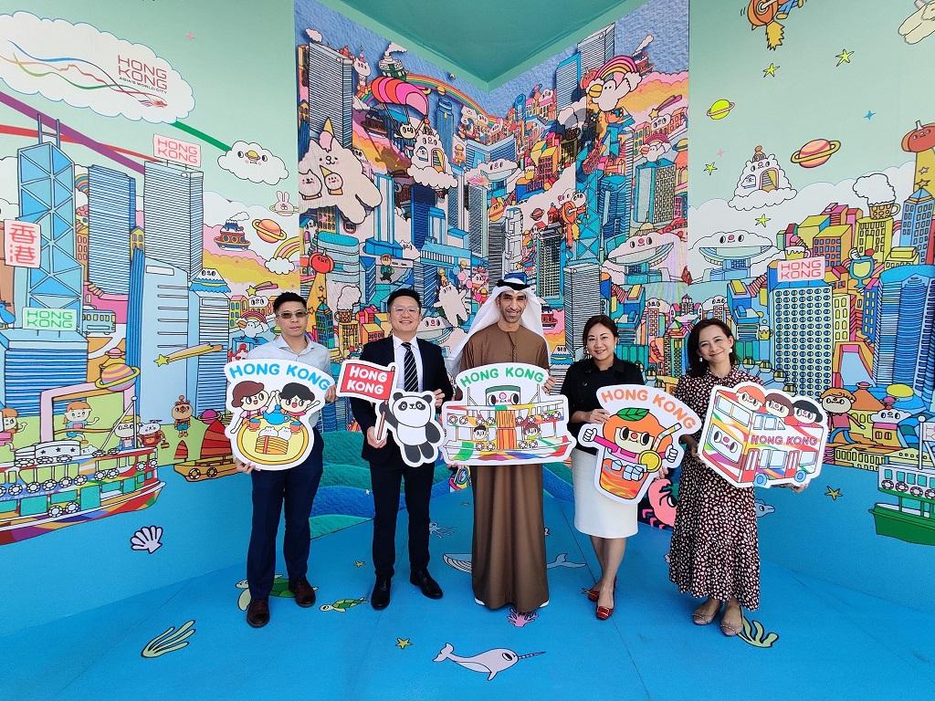 The "Immersive Hong Kong" roving exhibition is now being held in Dubai, the United Arab Emirates (UAE). Photo shows the Minister of State for Foreign Trade of the UAE, His Excellency Dr Thani bin Ahmed Al Zeyoudi (centre), touring the exhibition today (December 24), accompanied by the Director-General of the Hong Kong Economic and Trade Office in Dubai (Dubai ETO), Mr Damian Lee (second left), and other representatives from the Dubai ETO and the Information Services Department.