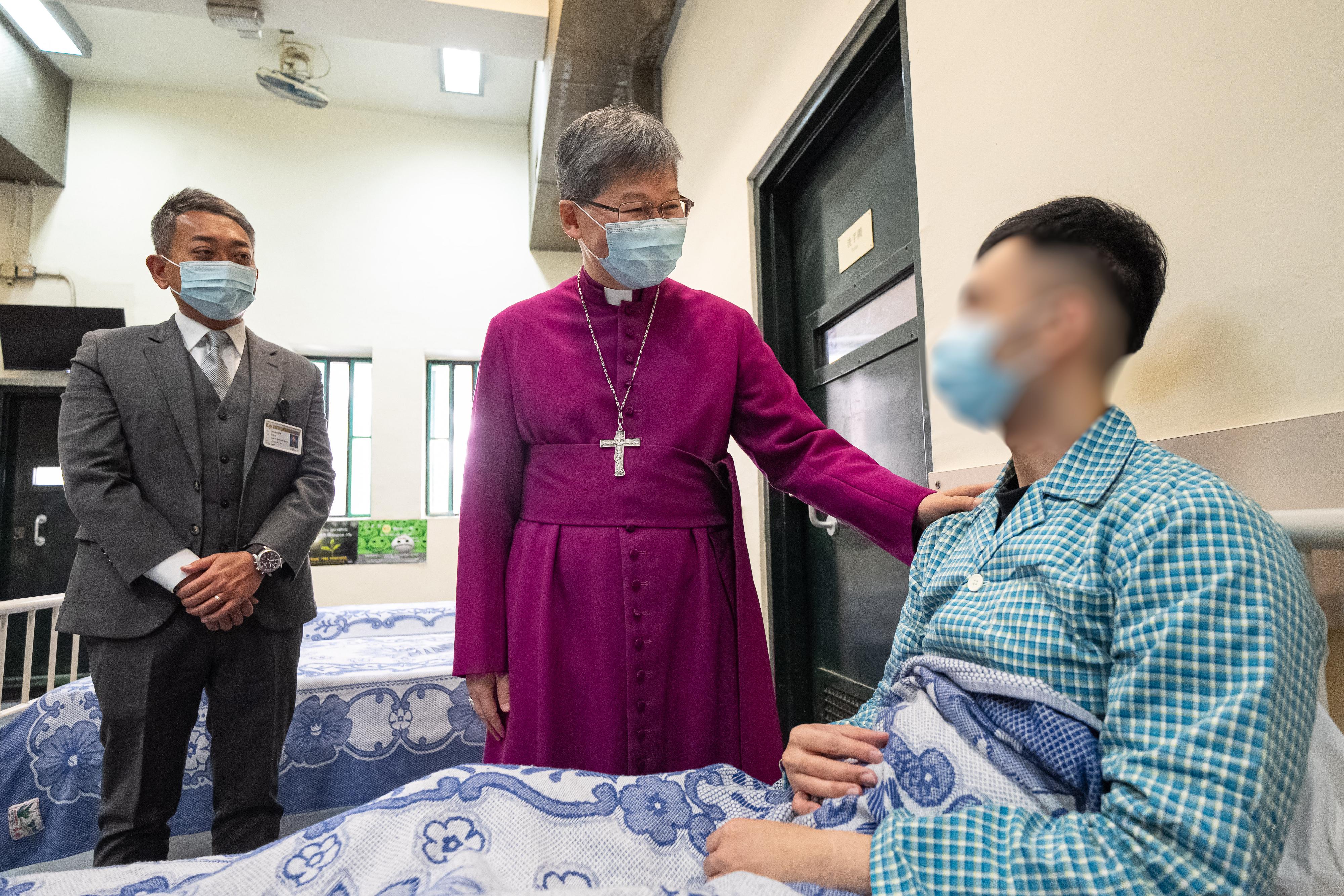 The Archbishop of Hong Kong, the Most Reverend Andrew Chan (centre), accompanied by the Deputy Commissioner of Correctional Services (Operations and Strategic Development), Mr Leung Ka-lun (left), visited the hospital in Pak Sha Wan Correctional Institution to convey his sympathy and blessings to the sick persons in custody on December 19.