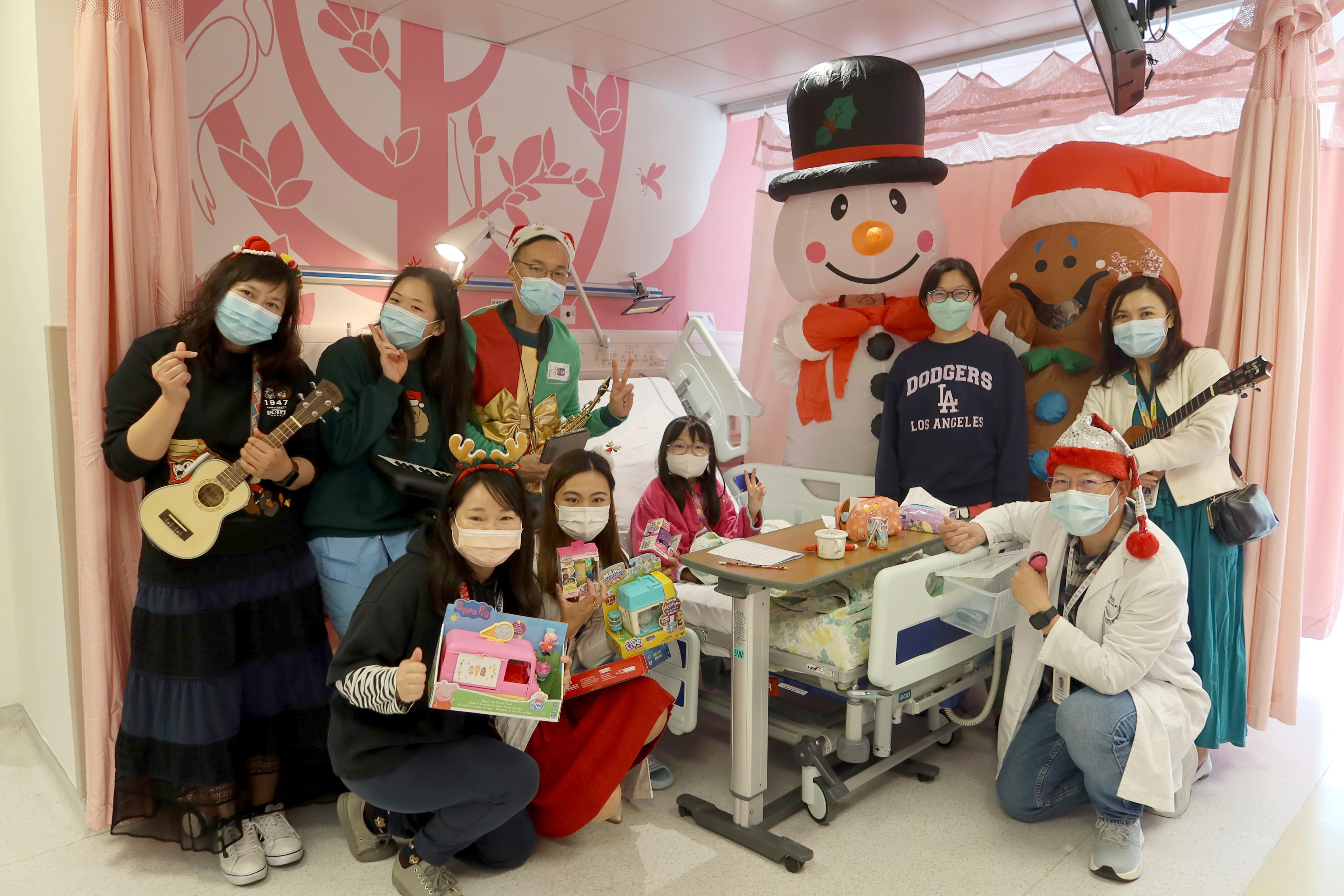 On Christmas day, a group of healthcare staff of Hong Kong Children's Hospital brightened up the wards with Christmas carols and gifts to surprise children and parents.
