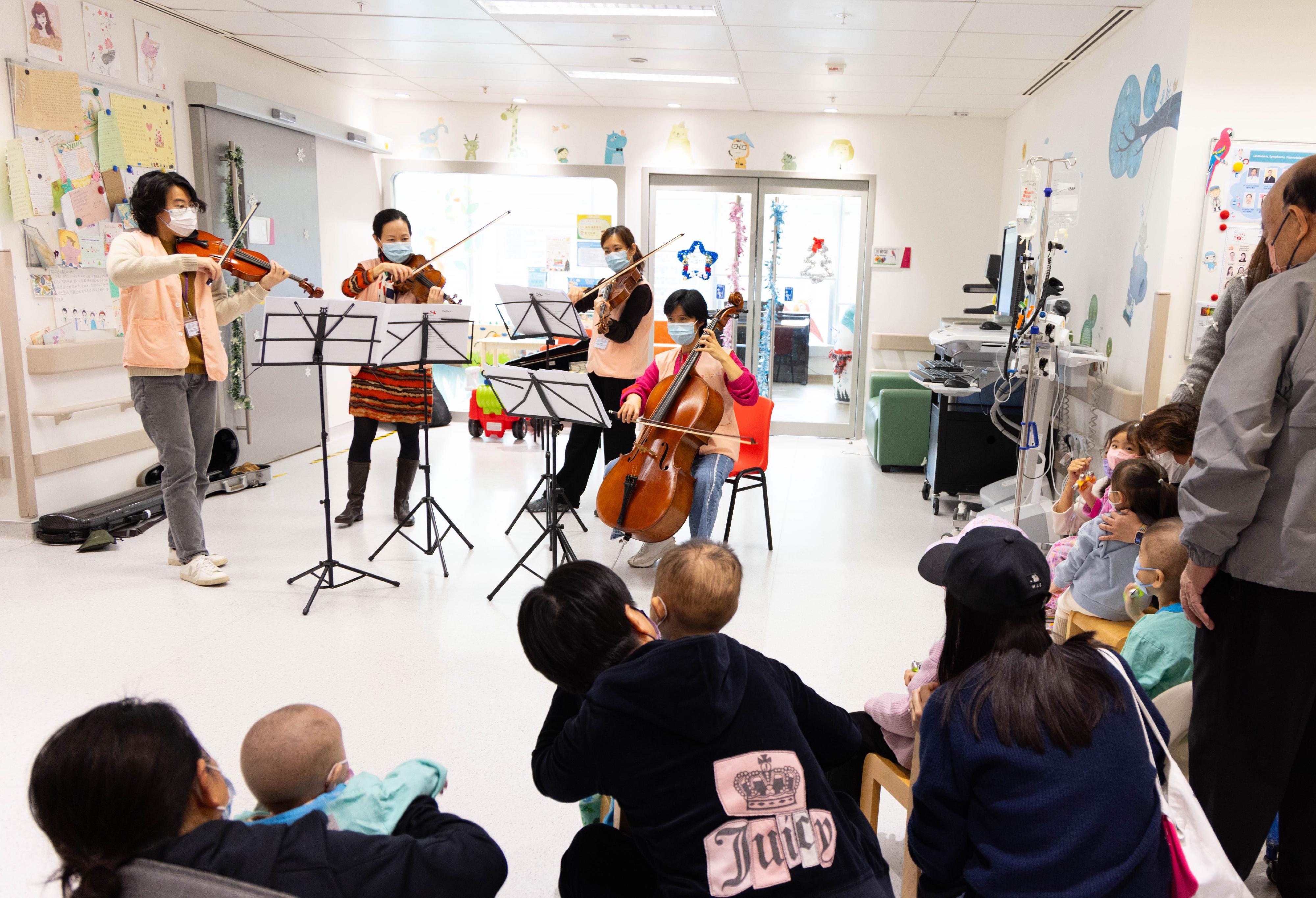 Hong Kong Children's Hospital arranged volunteers who are professional musicians to perform in wards. Children shook handbells along joyful melodies and immersed themselves in the festive spirit.