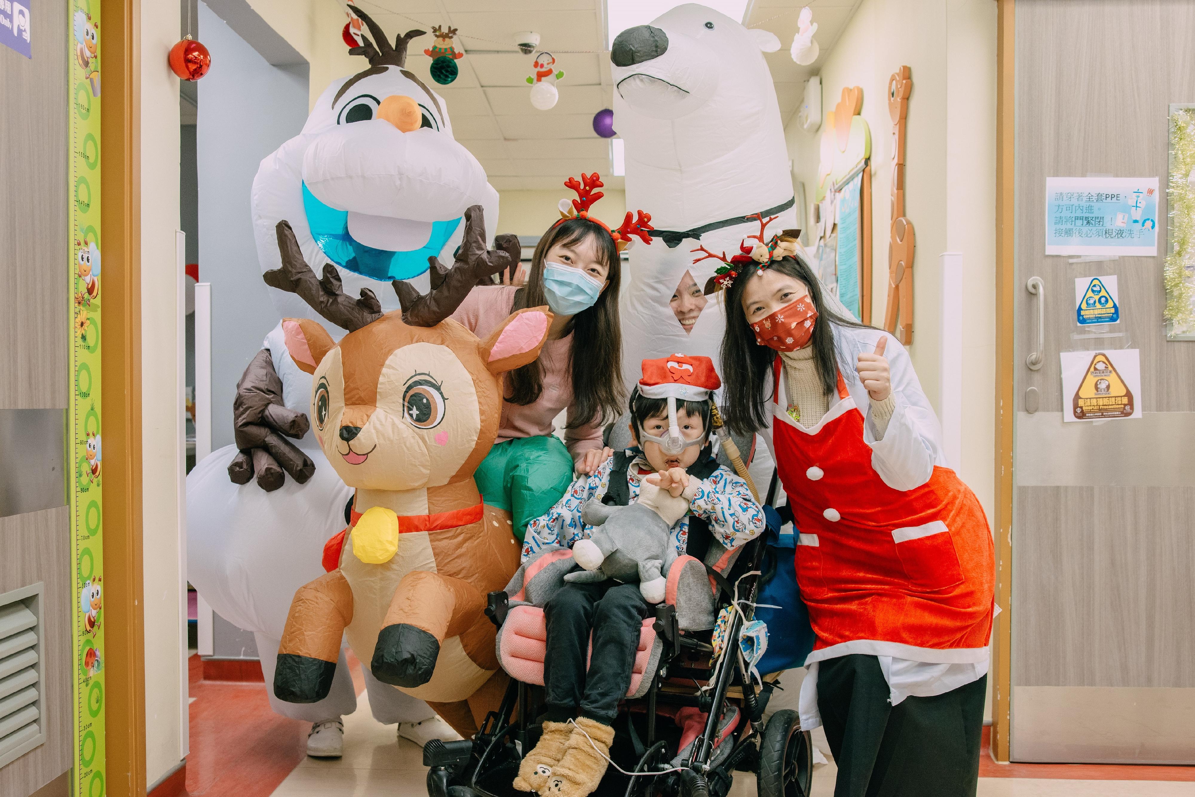 The Duchess of Kent Children's Hospital at Sandy Bay management distributed Christmas meals to the hospitalised children and presented them with Christmas gifts, bringing joy to the young patients during the Christmas time.
