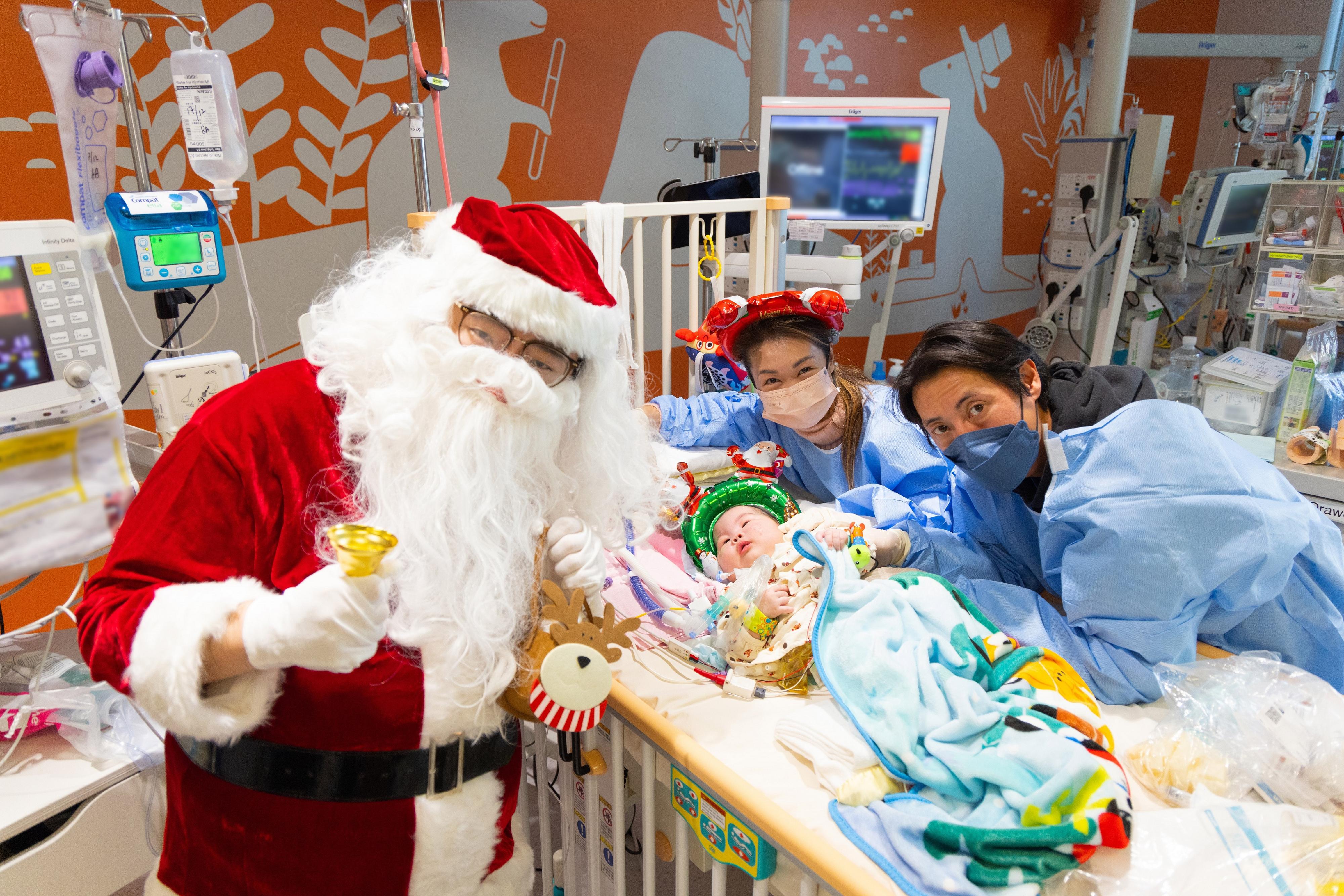 A staff of Hong Kong Children's Hospital dressed up as Santa Claus to bring Christmas blessings to babies and parents at the neonatal intensive care unit.
