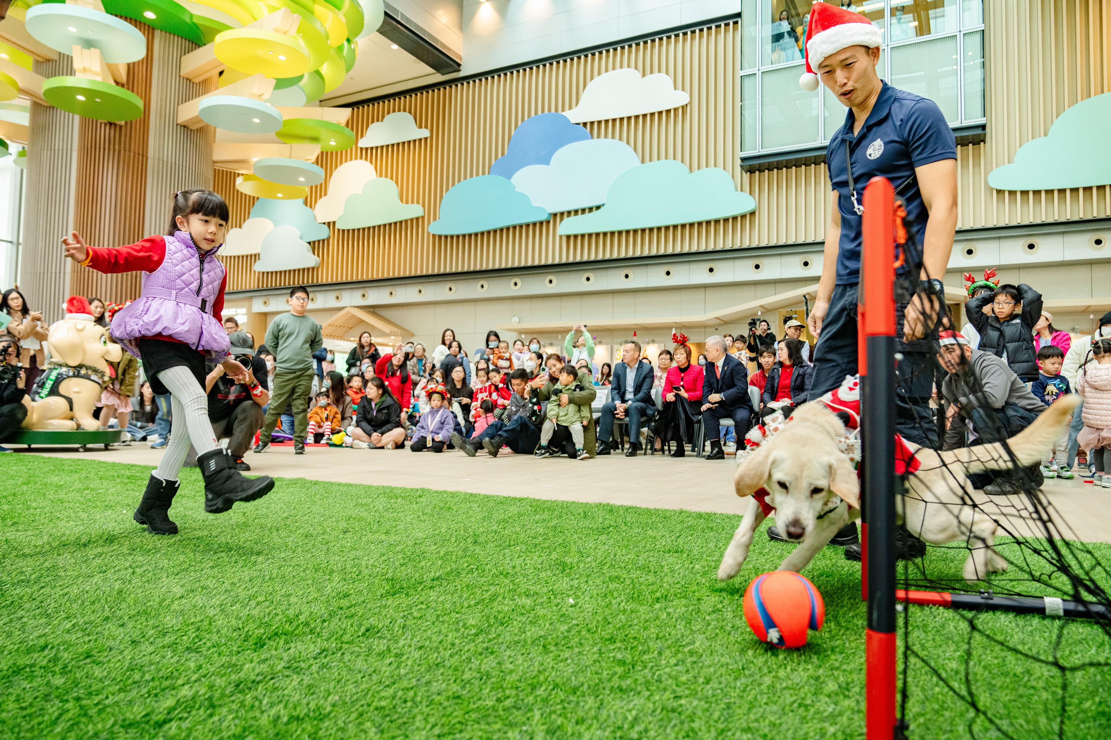 Co-organised with the Police Dog Unit, the Christmas party held at the Hong Kong Children's Hospital lobby featured fun game booths and attractive prizes. Besides watching demonstration of the police dogs' daily work, children were also thrilled to serve as little handlers and interact with them.
