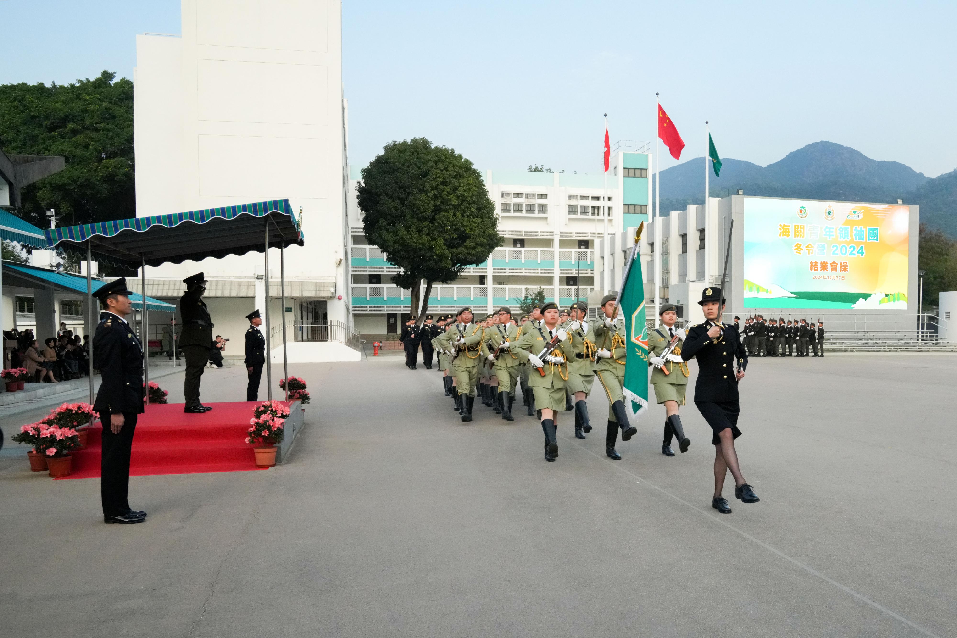 香港海关今日（十二月二十七日）于香港海关学院举行「海关青年领袖团冬季训练营2024」结业会操暨「YES Buddy」智能机械人启动典礼。图示结业会操成员进行中式步操。