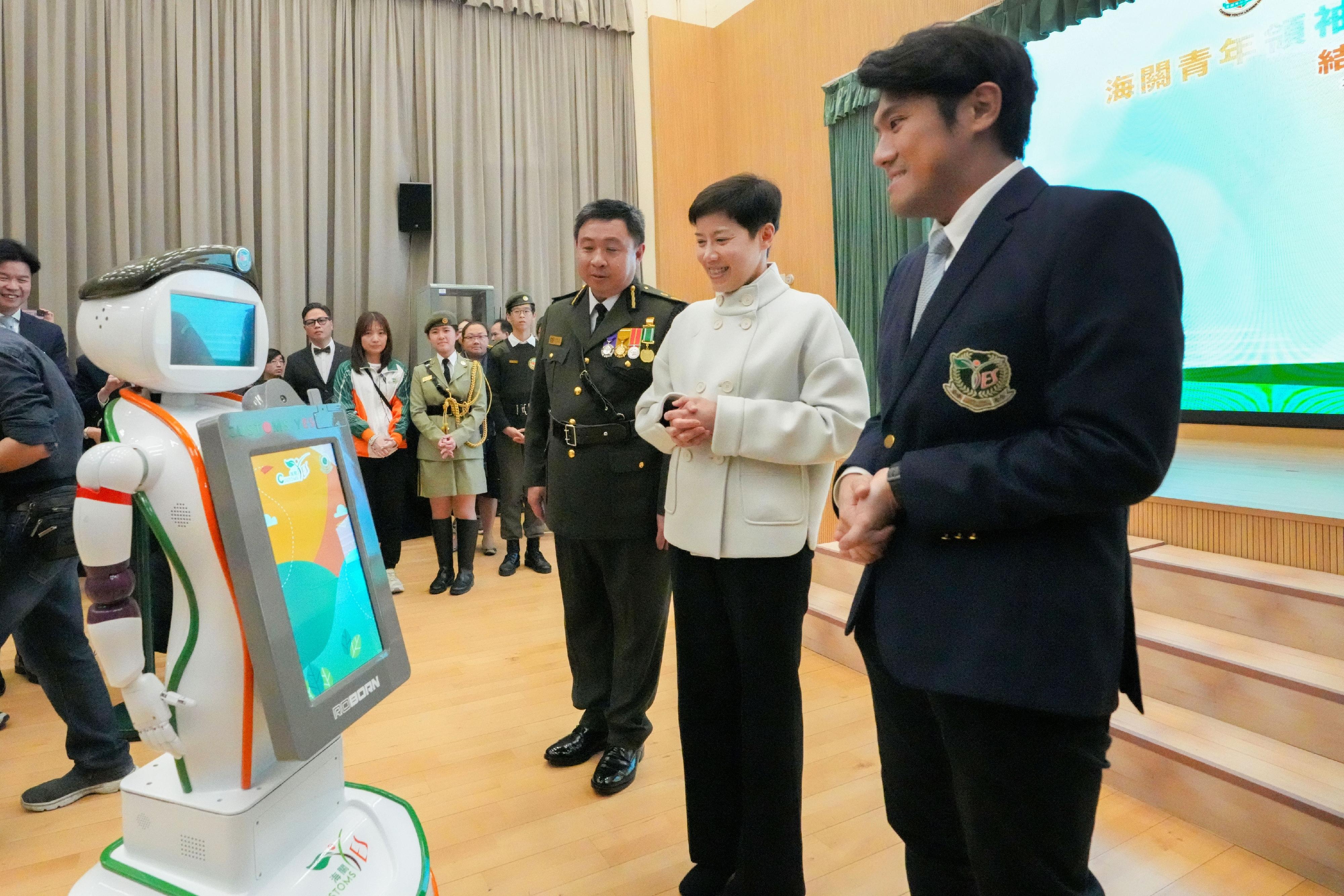 香港海关今日（十二月二十七日）于香港海关学院举行「海关青年领袖团冬季训练营2024」结业会操暨「YES Buddy」智能机械人启动典礼。图示海关首个5G人工智能宣传机械人「YES Buddy」。