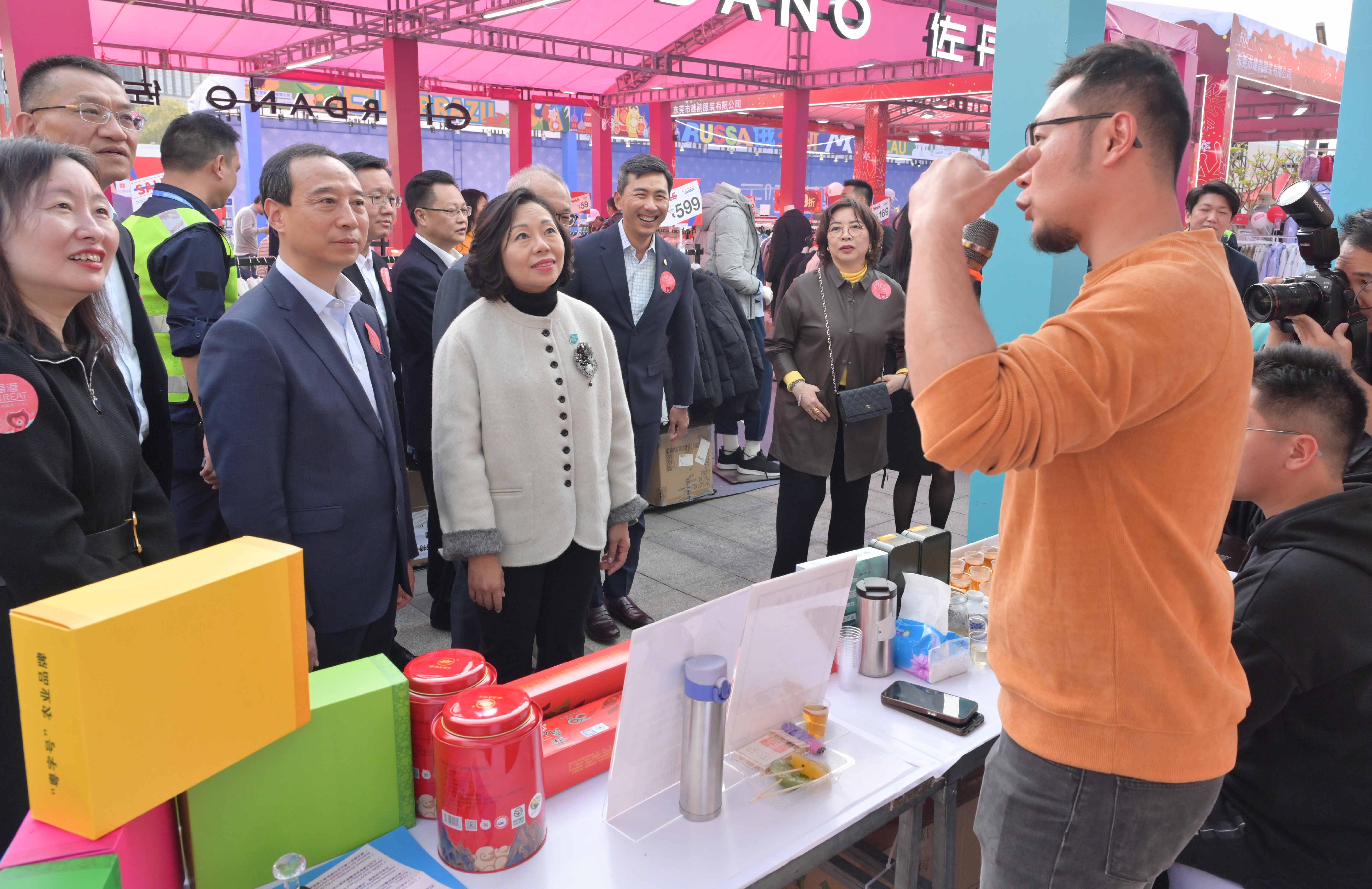 民政及青年事务局局长麦美娟今日（十二月二十七日）在东莞出席第二届「正！香港」嘉年华开幕式。图示麦美娟（左三）参观嘉年华的香港青年创新创业专区。
