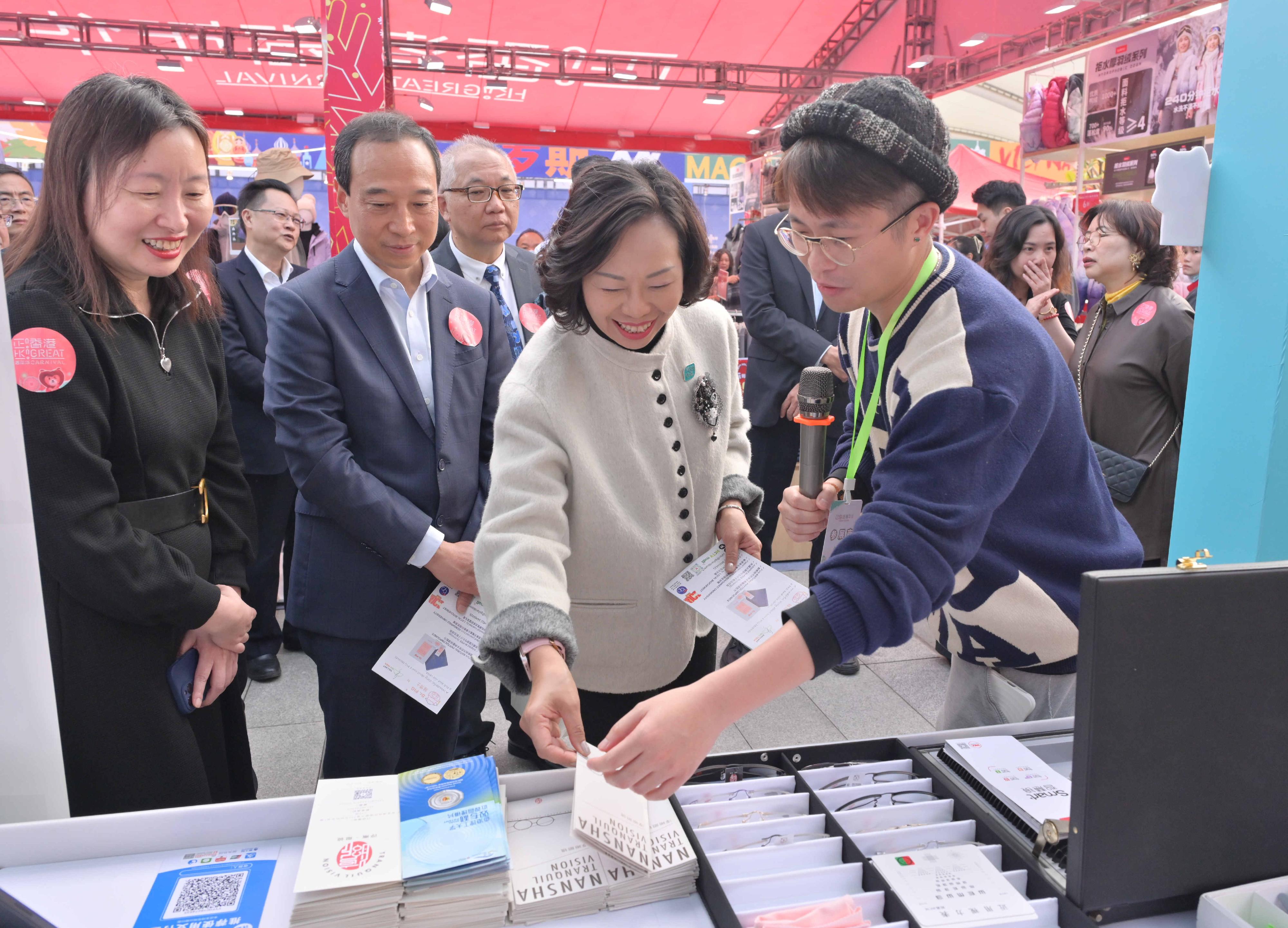 The Secretary for Home and Youth Affairs, Miss Alice Mak, attended the opening ceremony of the second HK Great Carnival in Dongguan today (December 27). Photo shows Miss Mak (second right) visiting the Hong Kong Youth Innovation and Entrepreneurship Zone at the Carnival.