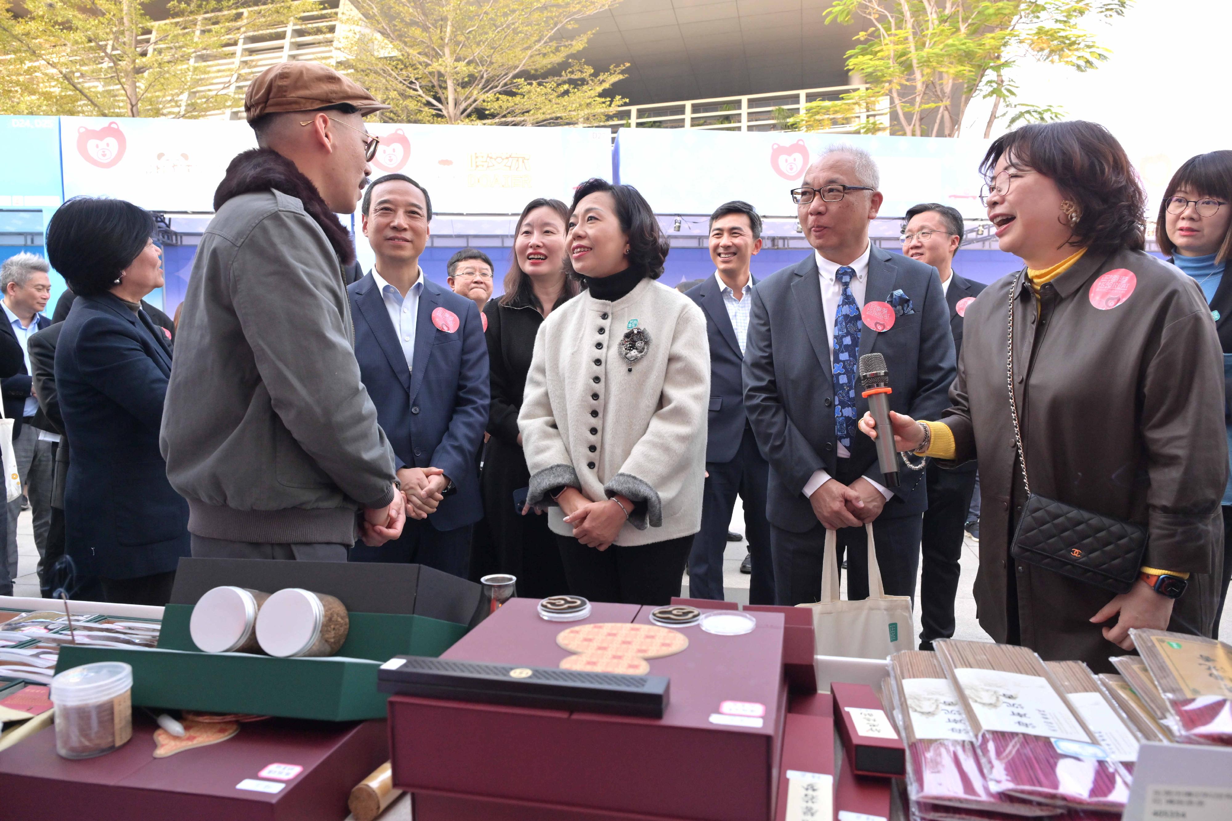 The Secretary for Home and Youth Affairs, Miss Alice Mak, attended the opening ceremony of the second HK Great Carnival in Dongguan today (December 27). Photo shows Miss Mak (third right) visiting the Hong Kong Youth Innovation and Entrepreneurship Zone at the Carnival.