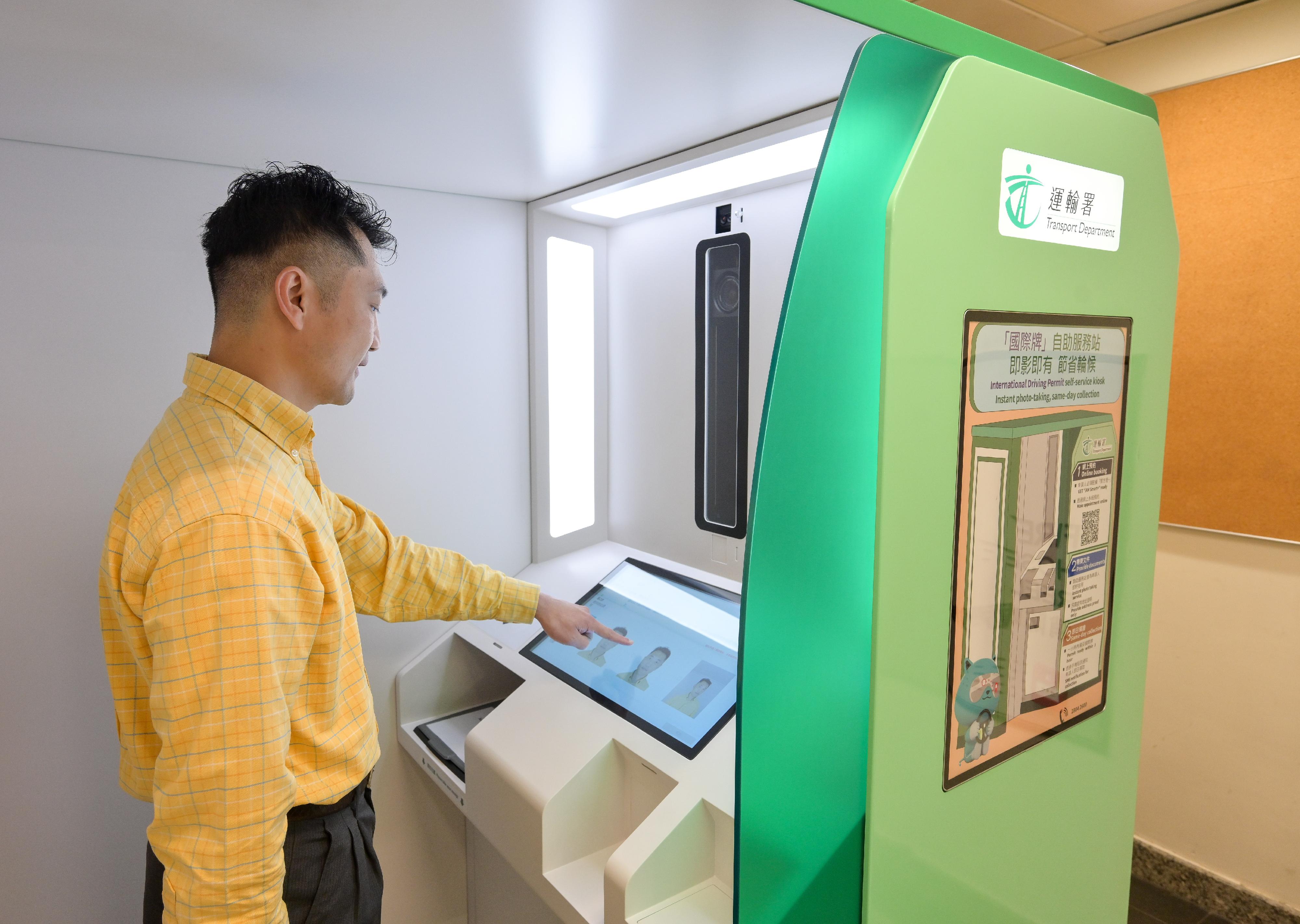 The Transport Department today (December 28) launched International Driving Permit (IDP) Self-service Kiosks, one each at the Hong Kong Licensing Office and the Kowloon Licensing Office, for booking by the public, providing an additional and more convenient means for members of the public who plan to drive outside Hong Kong to apply for and collect the IDP. The applicant is required to take photo at the Self-service Kiosk.