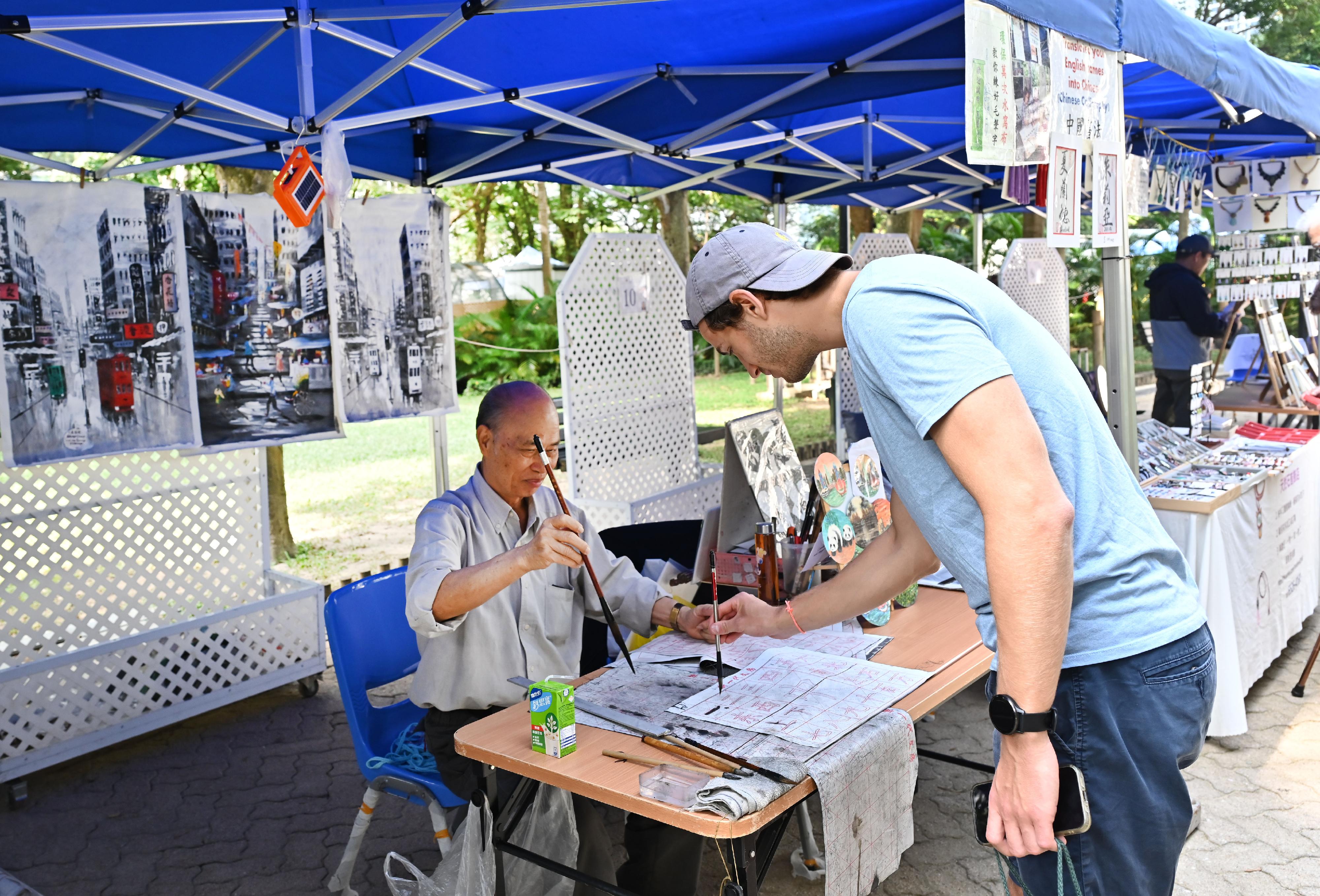 The Leisure and Cultural Services Department invites members of the public to visit the Arts Corner at Hong Kong Park on Saturdays, Sundays and public holidays from January 1 to December 31, 2025. The Arts Corner comprises 10 stalls displaying and selling various kinds of handicrafts and artistic works such as fabric crafts and ornaments, as well as providing cultural and arts services including painting, portrait sketching and calligraphy.