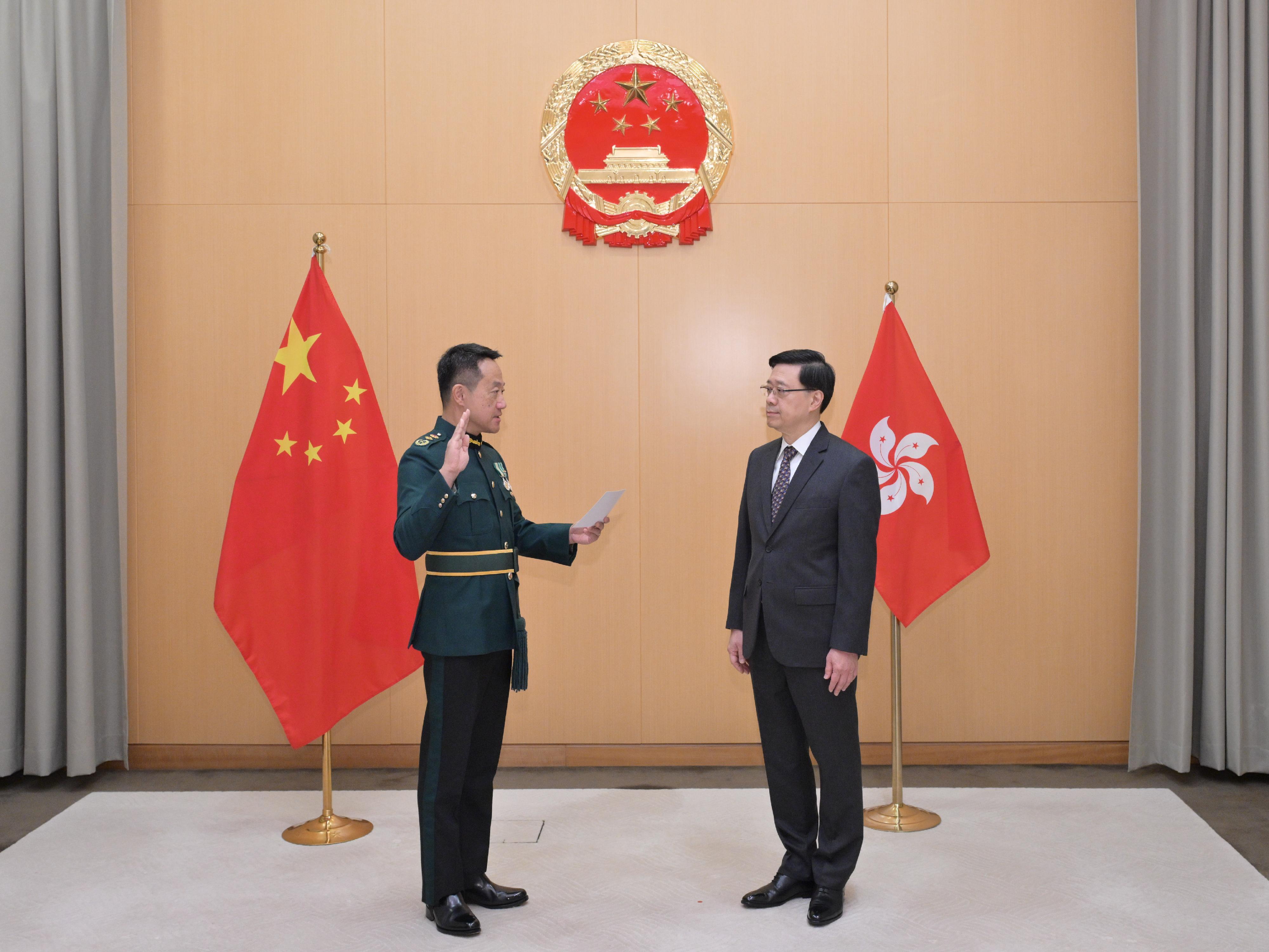 The new Commissioner of Customs and Excise, Mr Chan Tsz-tat, takes the oath of office, witnessed by the Chief Executive, Mr John Lee (right), today (December 31).