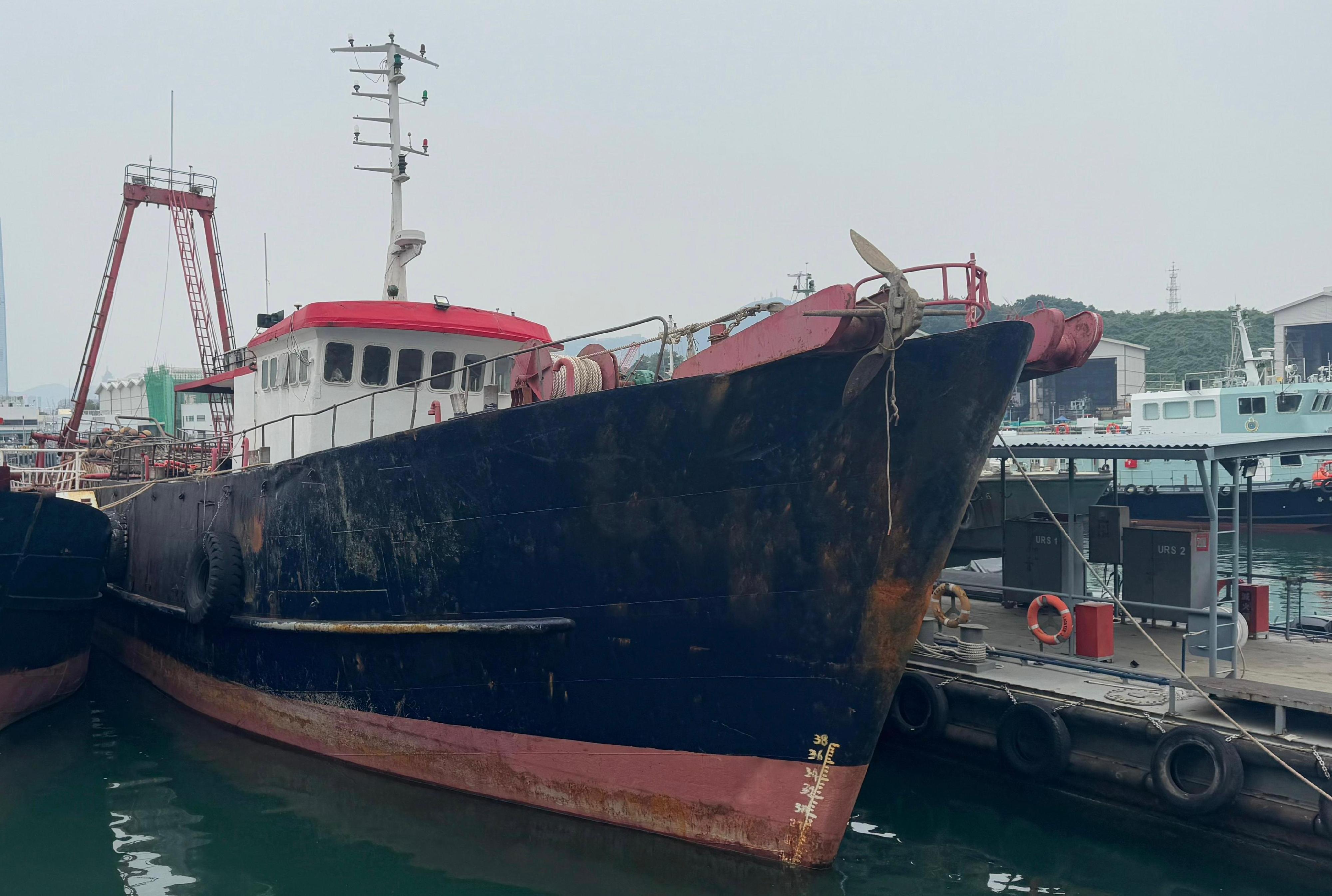 香港海关昨日（十二月三十一日）在西环及数码港对开海面破获两宗大型走私香烟案件，于两艘渔船上检获共约二千五百万支怀疑私烟，估计市值约一亿一千四百万元，应课税值约八千四百万元。图示于数码港对开海面扣查的涉案渔船。