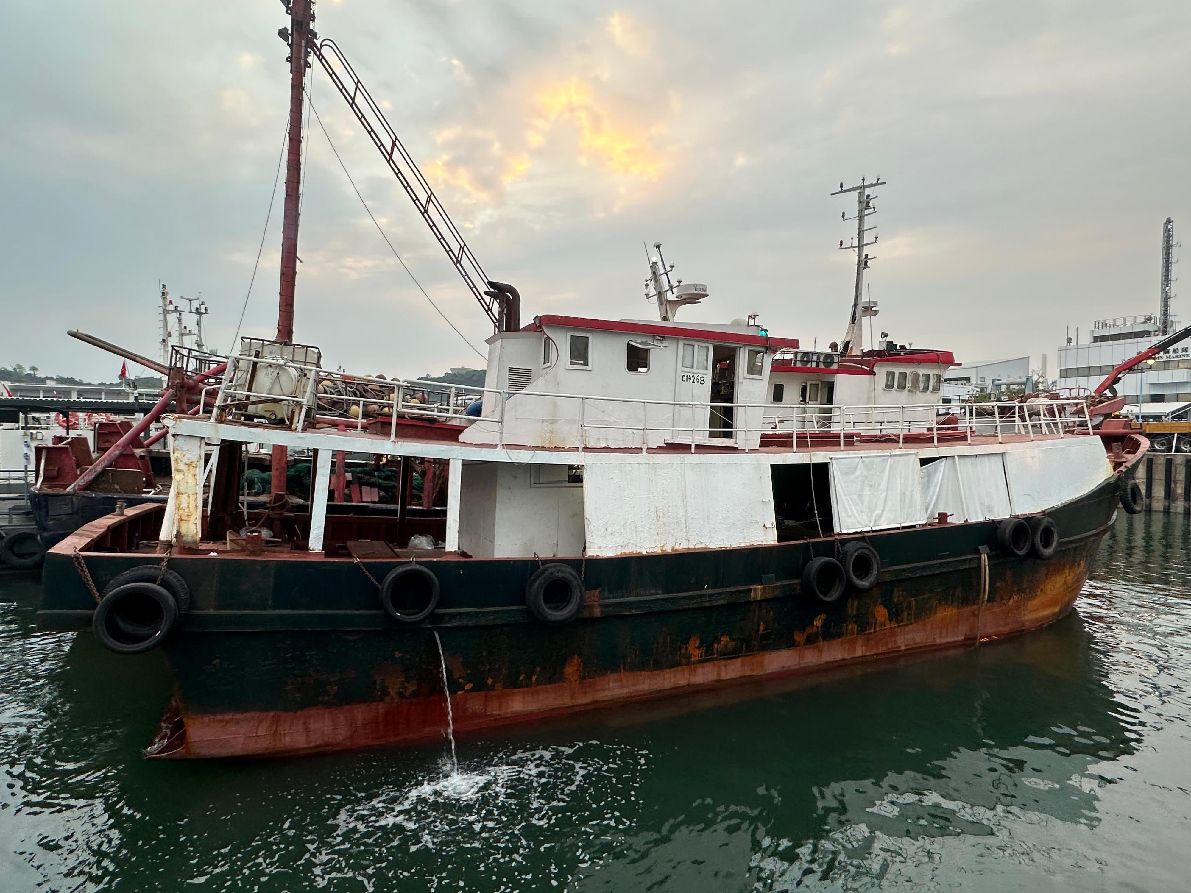 Hong Kong Customs yesterday (December 31) detected two large-scale illicit cigarette smuggling cases in the waters off Sai Wan and Cyberport and seized a total of about 25 million suspected illicit cigarettes, with an estimated market value of about $114 million and a duty potential of about $84 million, on board two fishing vessels. Photo shows the fishing vessel which was involved in the case and detained in the waters off Sai Wan.