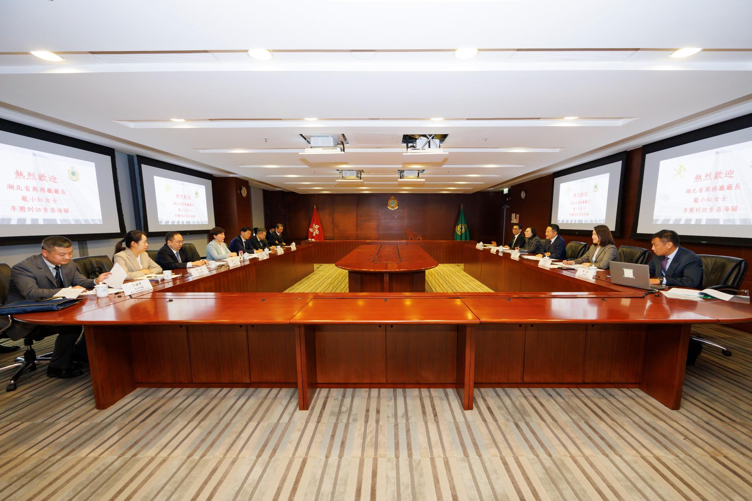 The Commissioner of Customs and Excise, Mr Chan Tsz-tat, today (January 2) met with the Director-General of the Department of Commerce of Hubei Province, Ms Long Xiaohong, in the Customs Headquarters Building. Photo shows the meeting between the two sides.